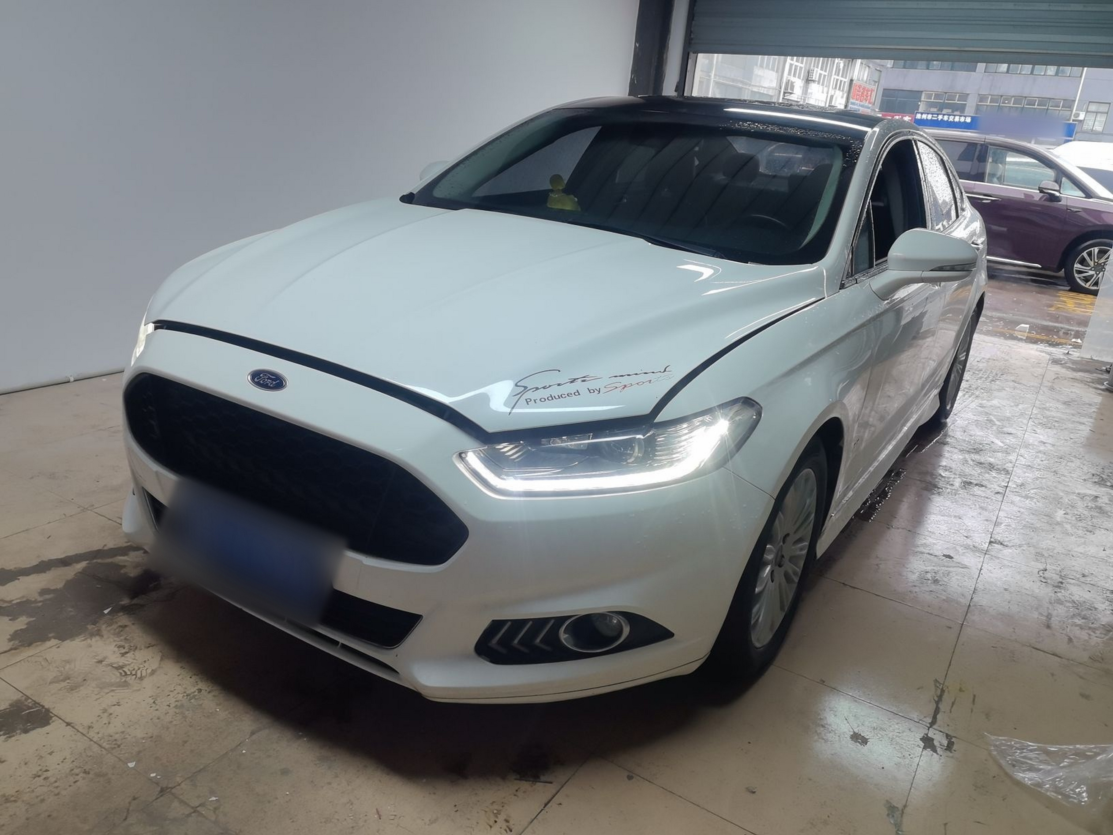 Под передней частью автомобиля