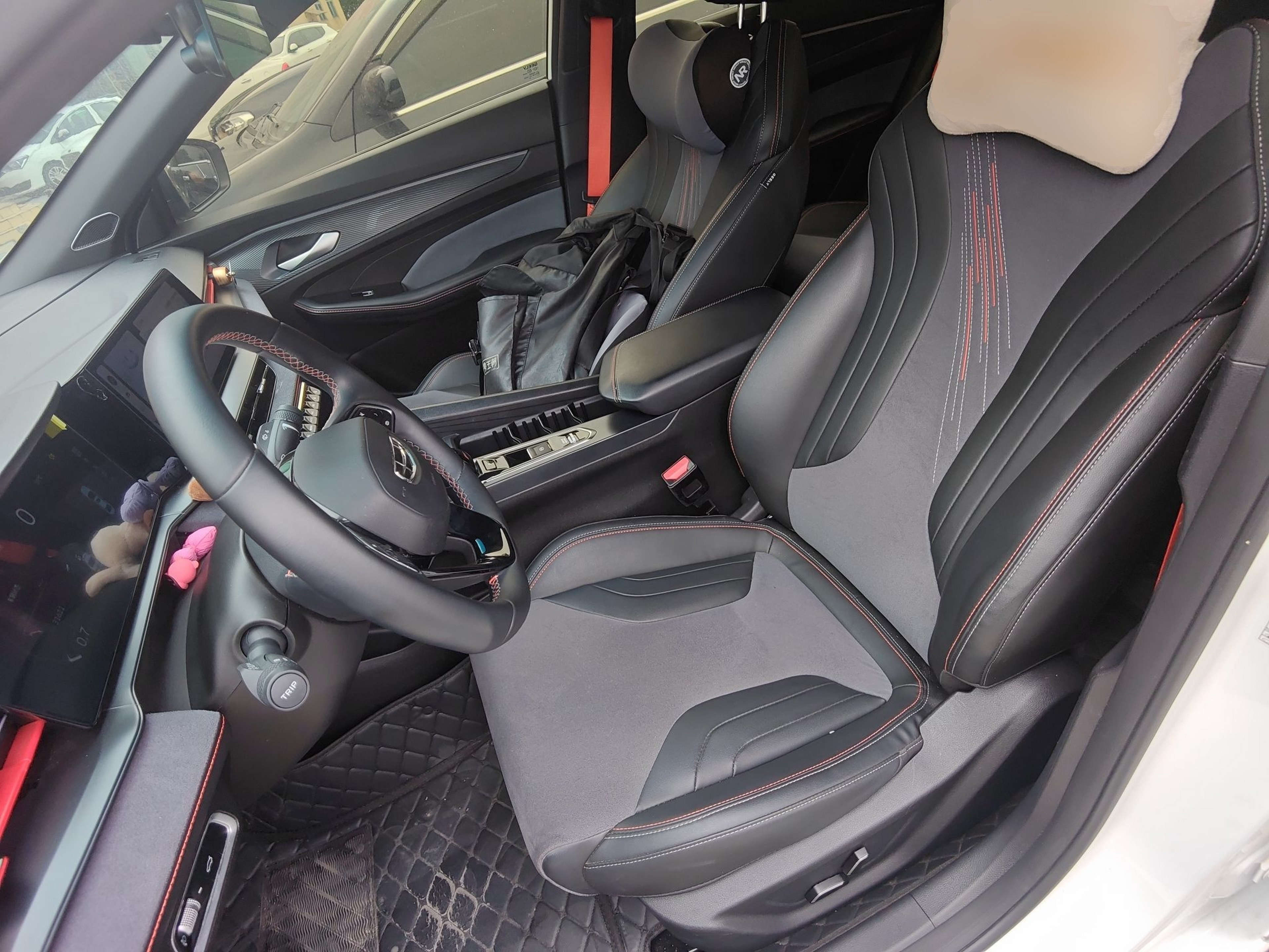 المقاعد الأمامية داخل السيارة