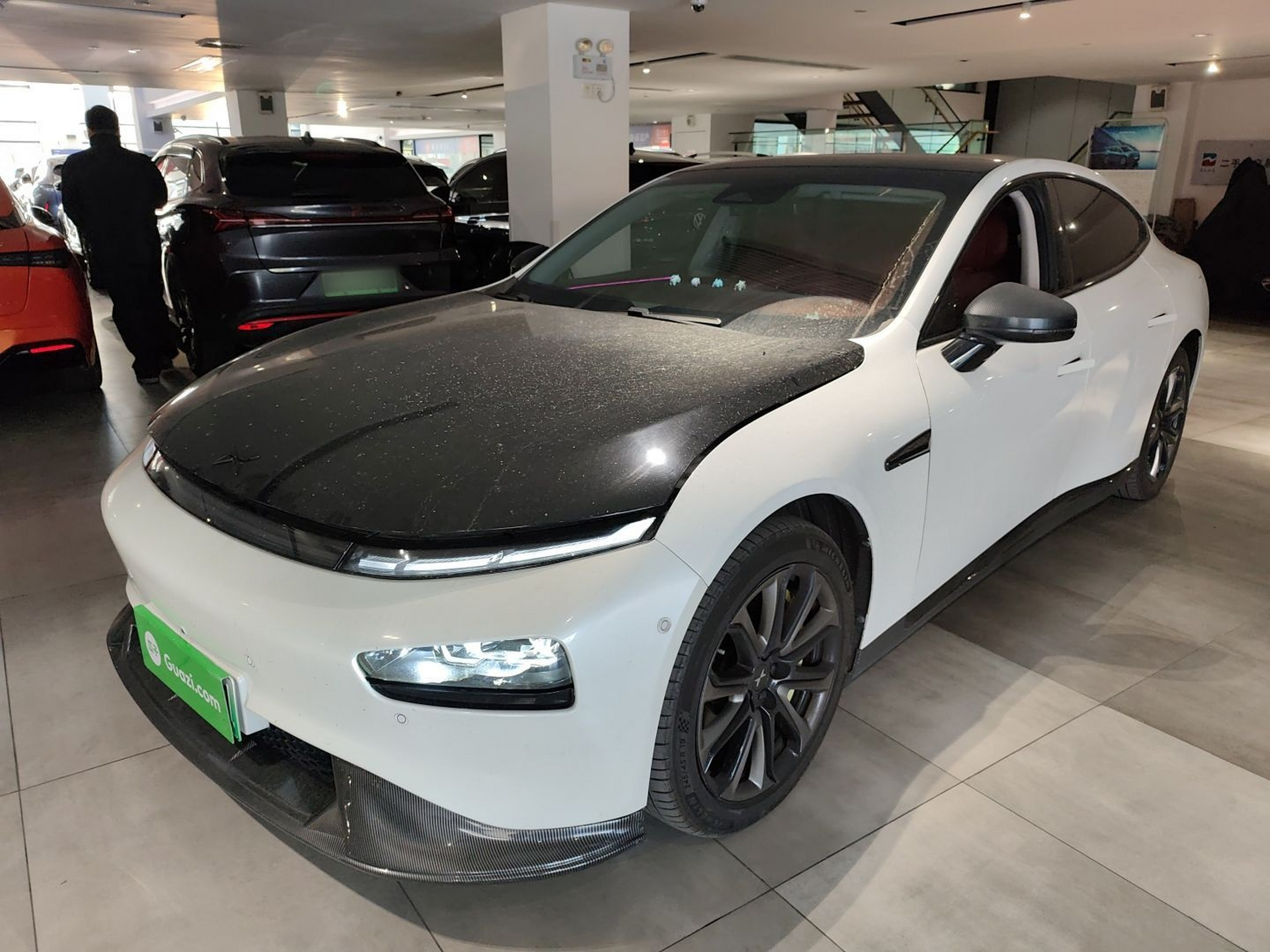 تحت مقدمة السيارة