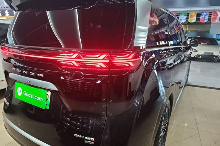 Used Denza D9 2025 DM-i Smart Drive 1020 Four-Wheel Drive Deluxe Model
