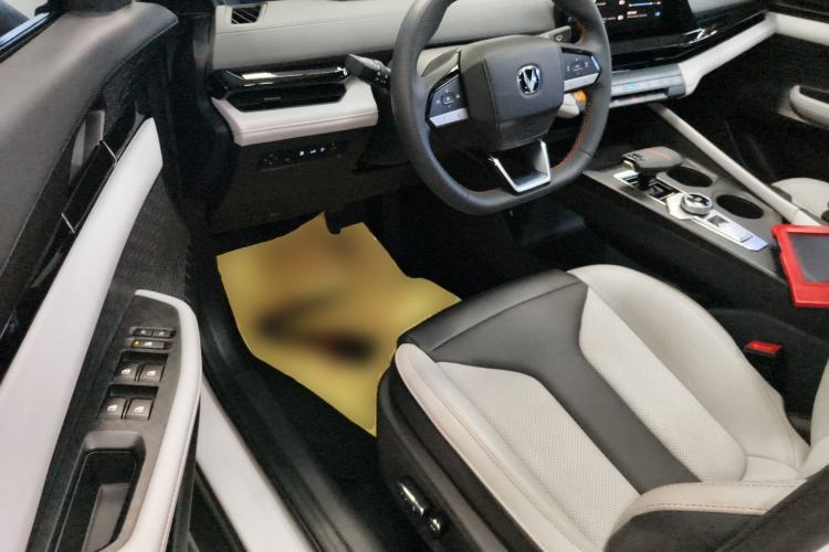 Used Changan UNI-V iDD 2024 Blue Whale Smart Electric iDD 136km ZhiKu Model
