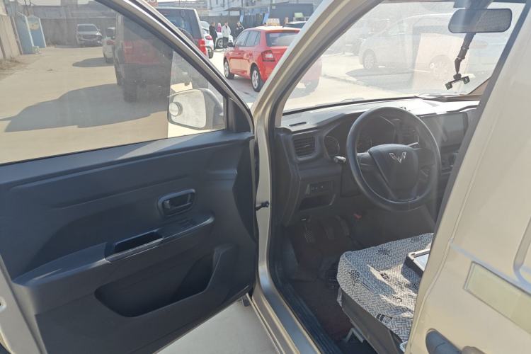 Used Wuling Hongguang V 2019 1.5L Jingqu Edition Sealed-Window Vehicle China VI LAR
