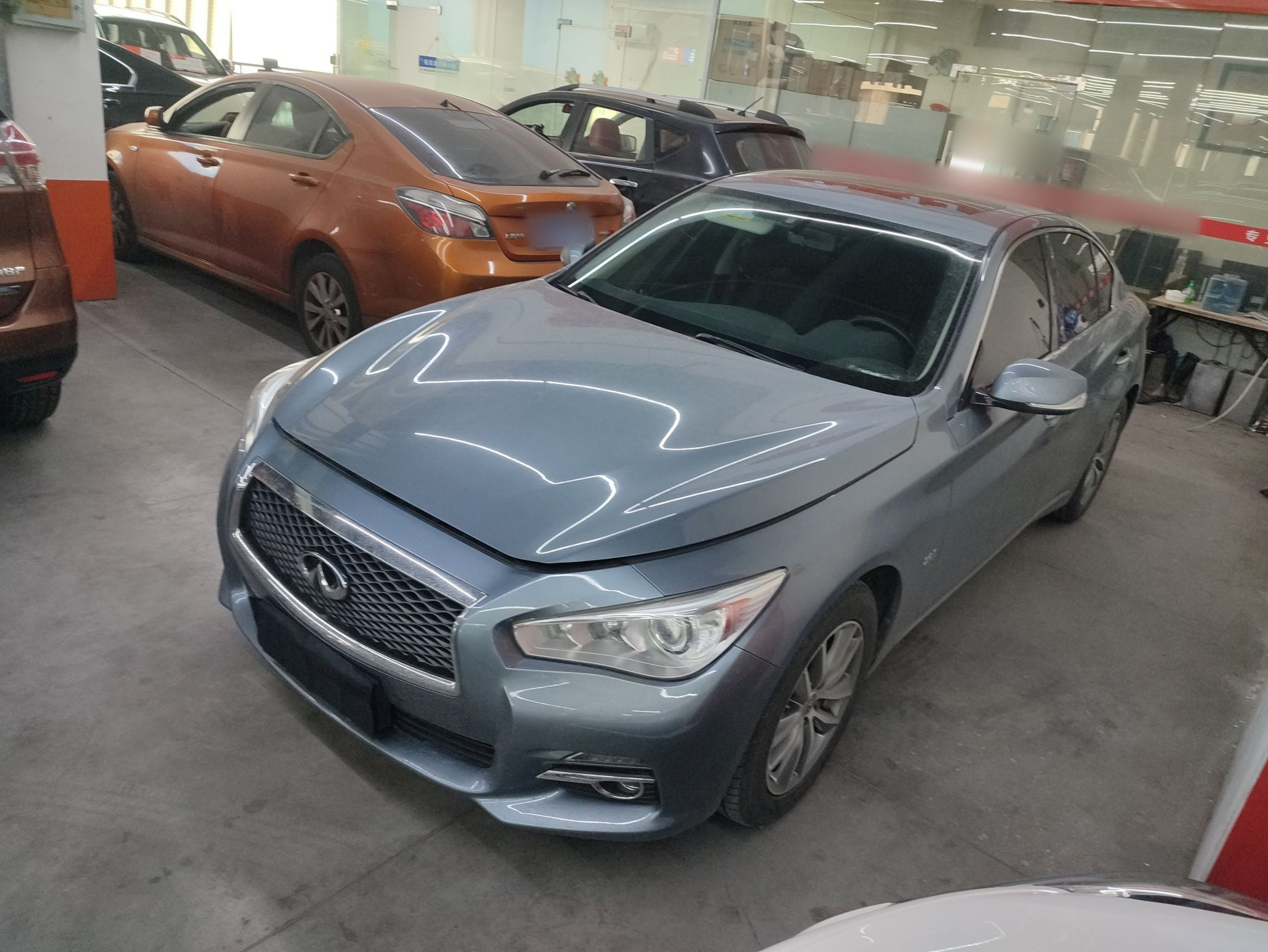 تحت مقدمة السيارة