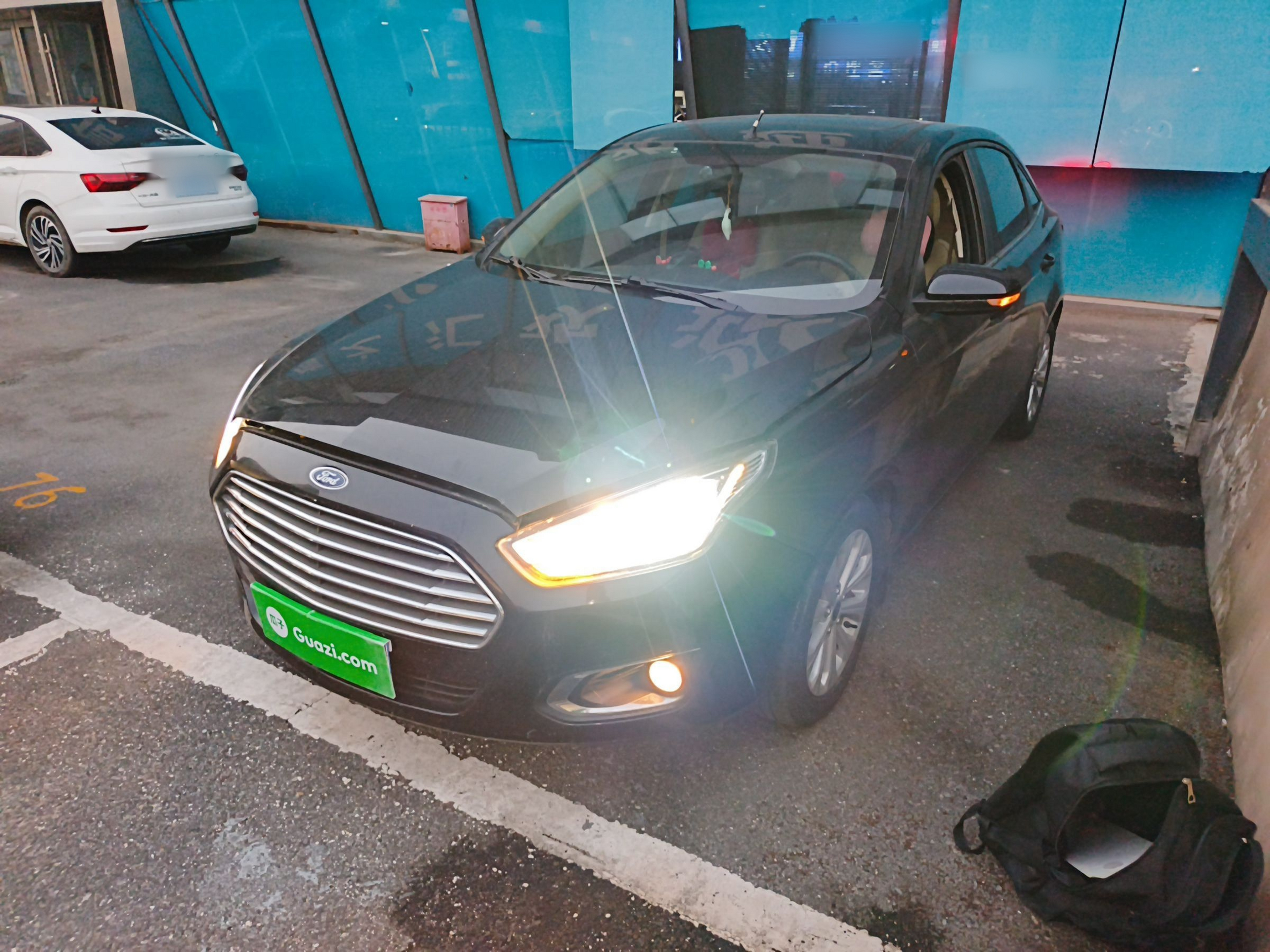 Под передней частью автомобиля