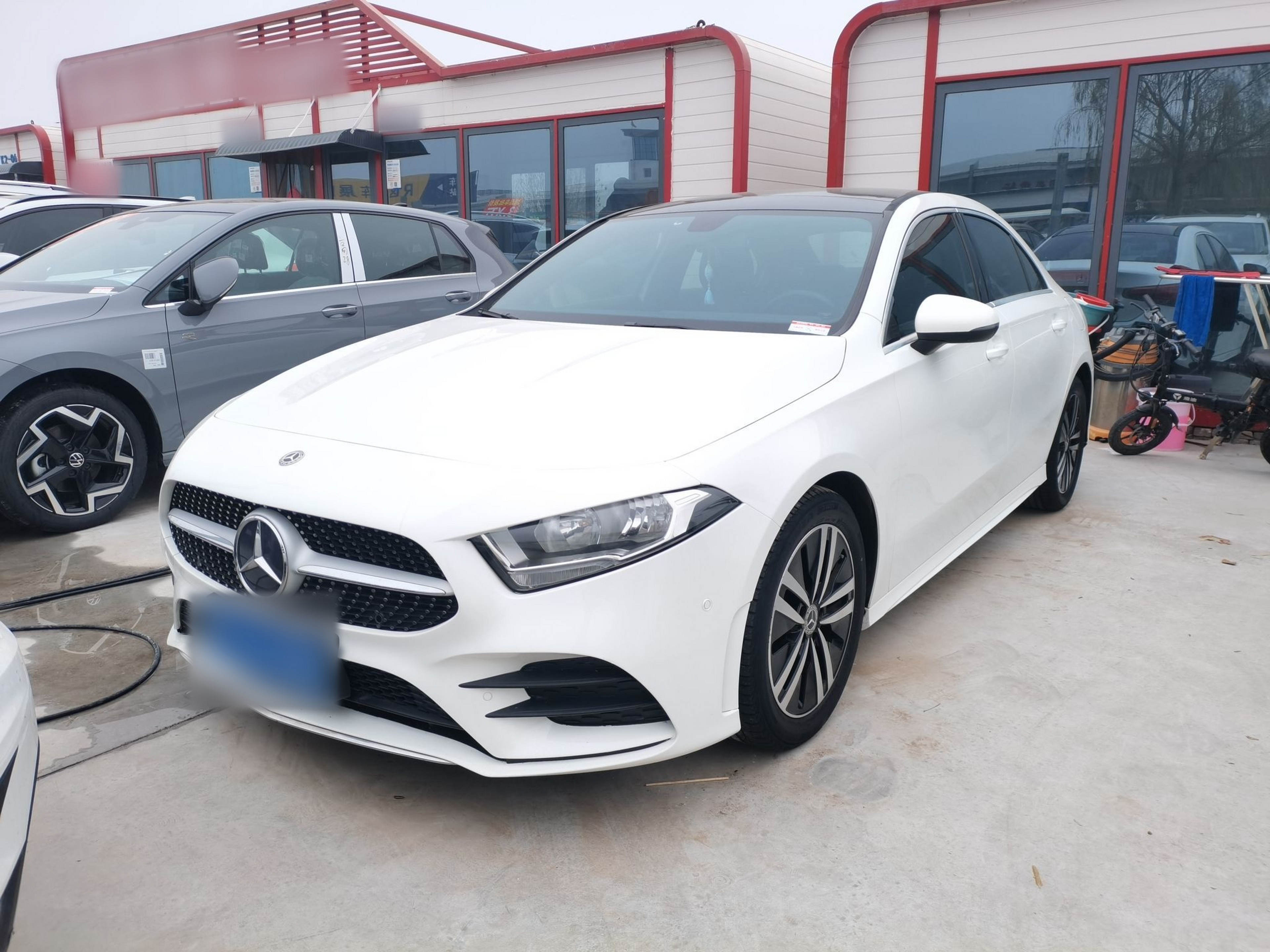 تحت مقدمة السيارة