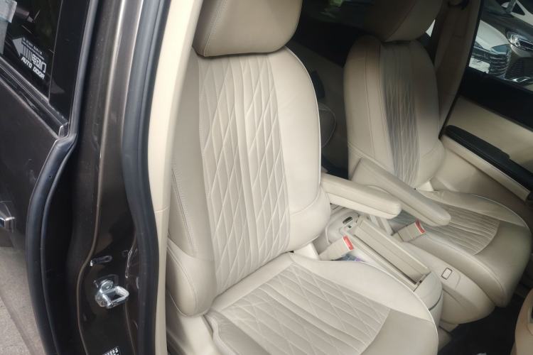 Used Buick GL8 2023 Facelifted Land Cruiser Executive Luxury Version
