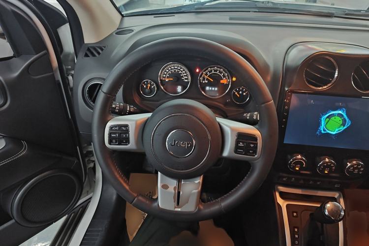 Used  Compass 2014 2.0L two-wheel drive luxury version
