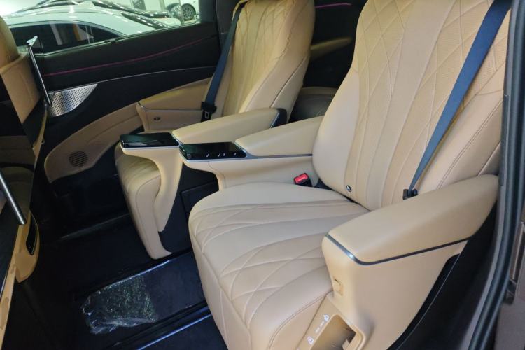 Used Denza D9 2025 DM-i Intelligent Drive 1020 Four-Wheel Drive Prestige Model
