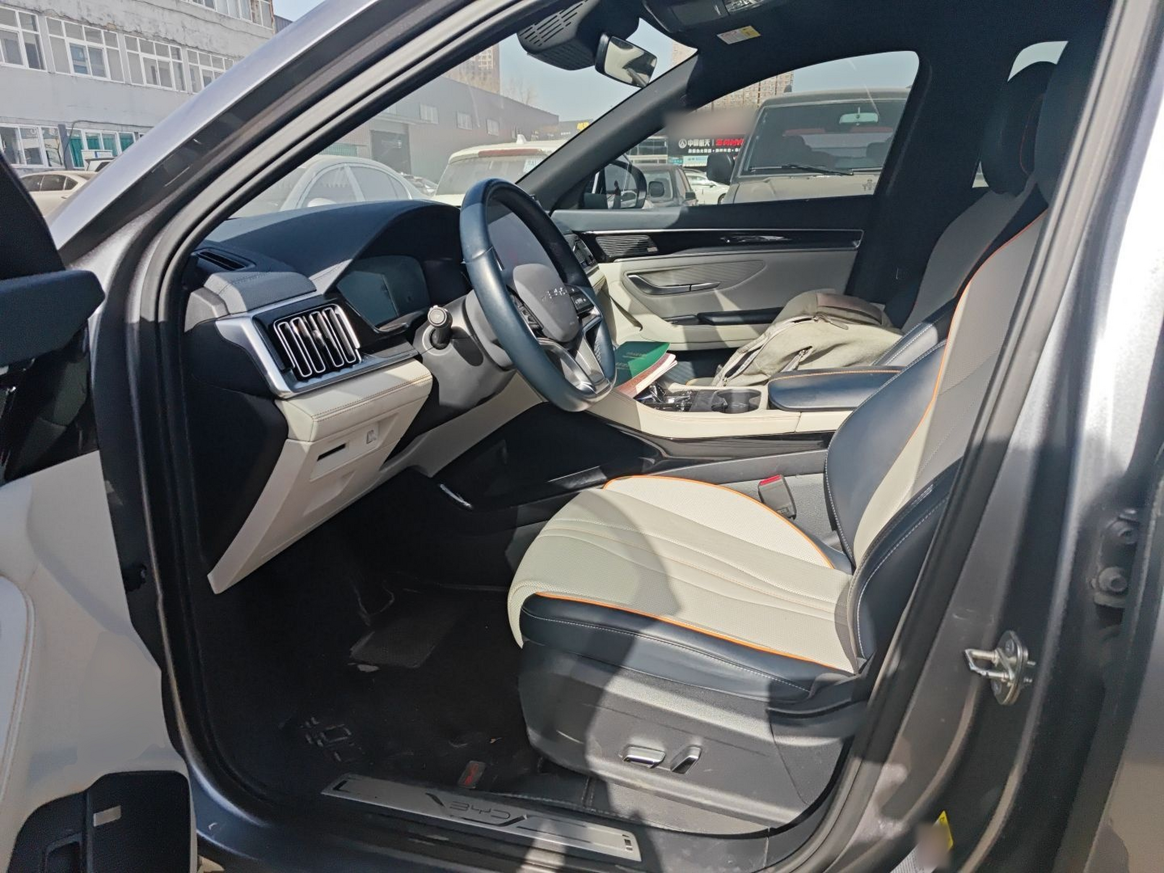 المقاعد الأمامية داخل السيارة