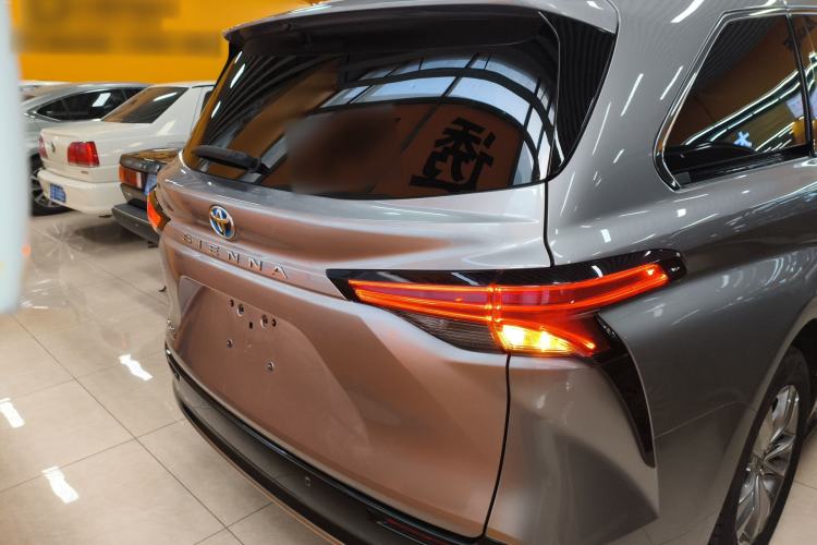 Used Toyota Sienna 2021 2.5L Hybrid Platinum Edition