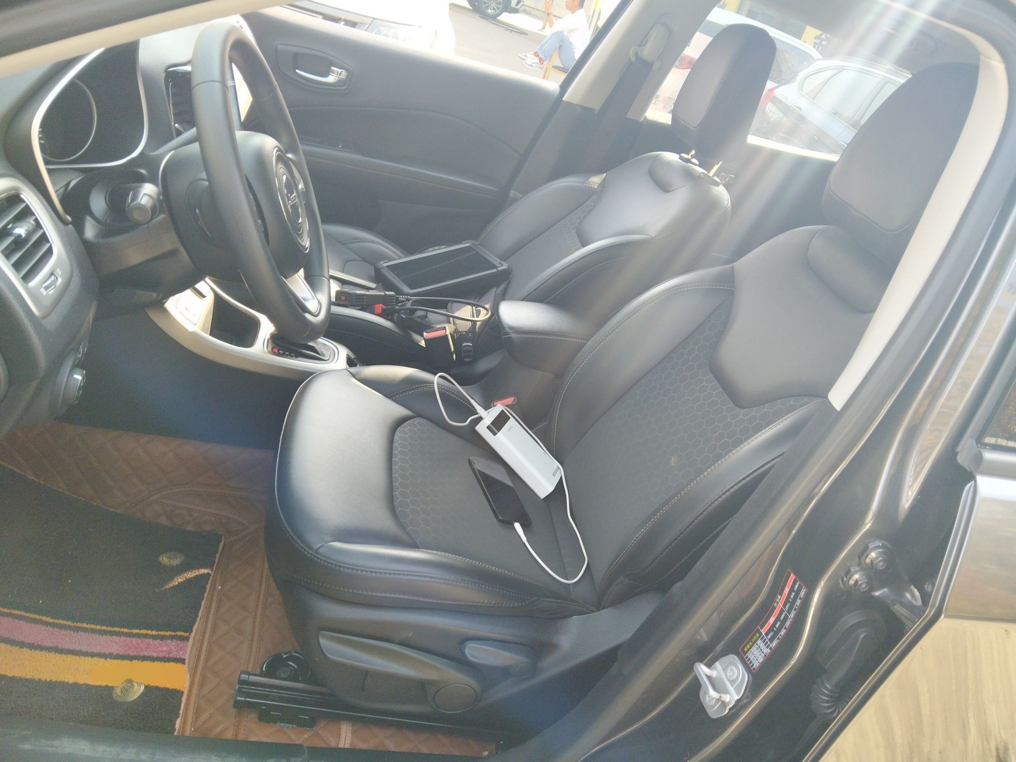 المقاعد الأمامية داخل السيارة