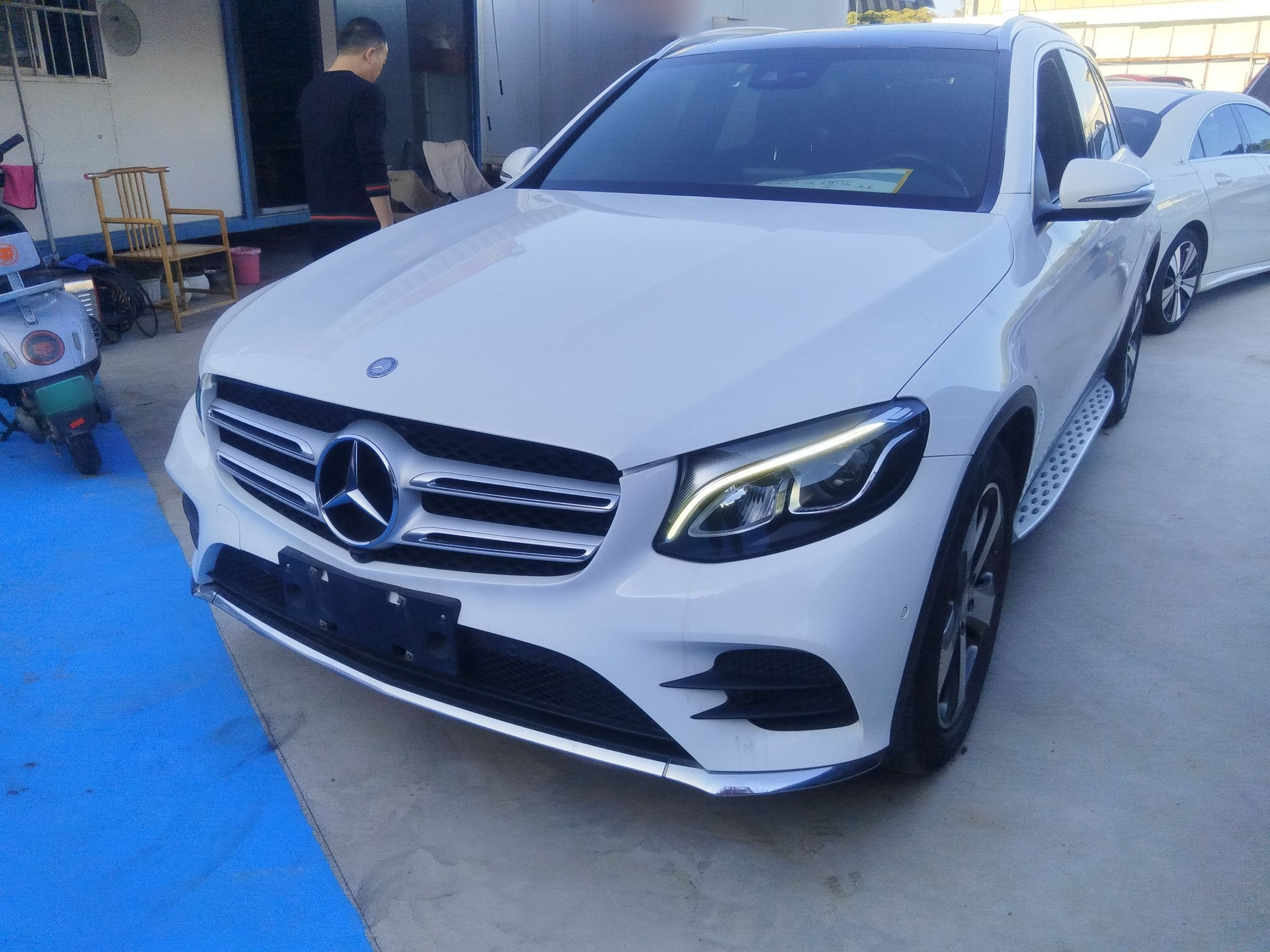 تحت مقدمة السيارة