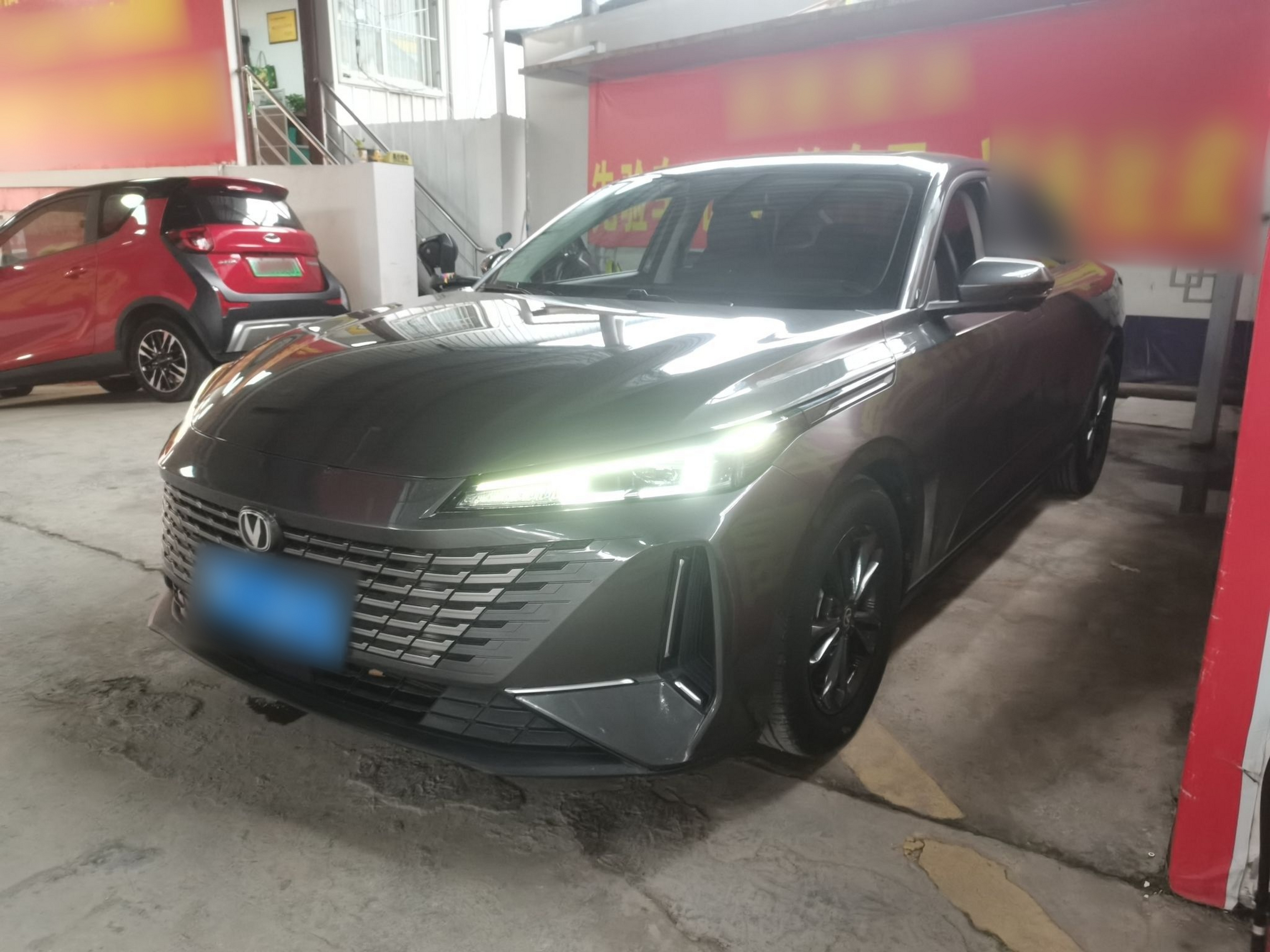 تحت مقدمة السيارة