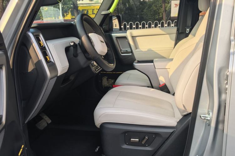 Used  V23 2025 401 Two-Wheel Drive Advanced Edition
