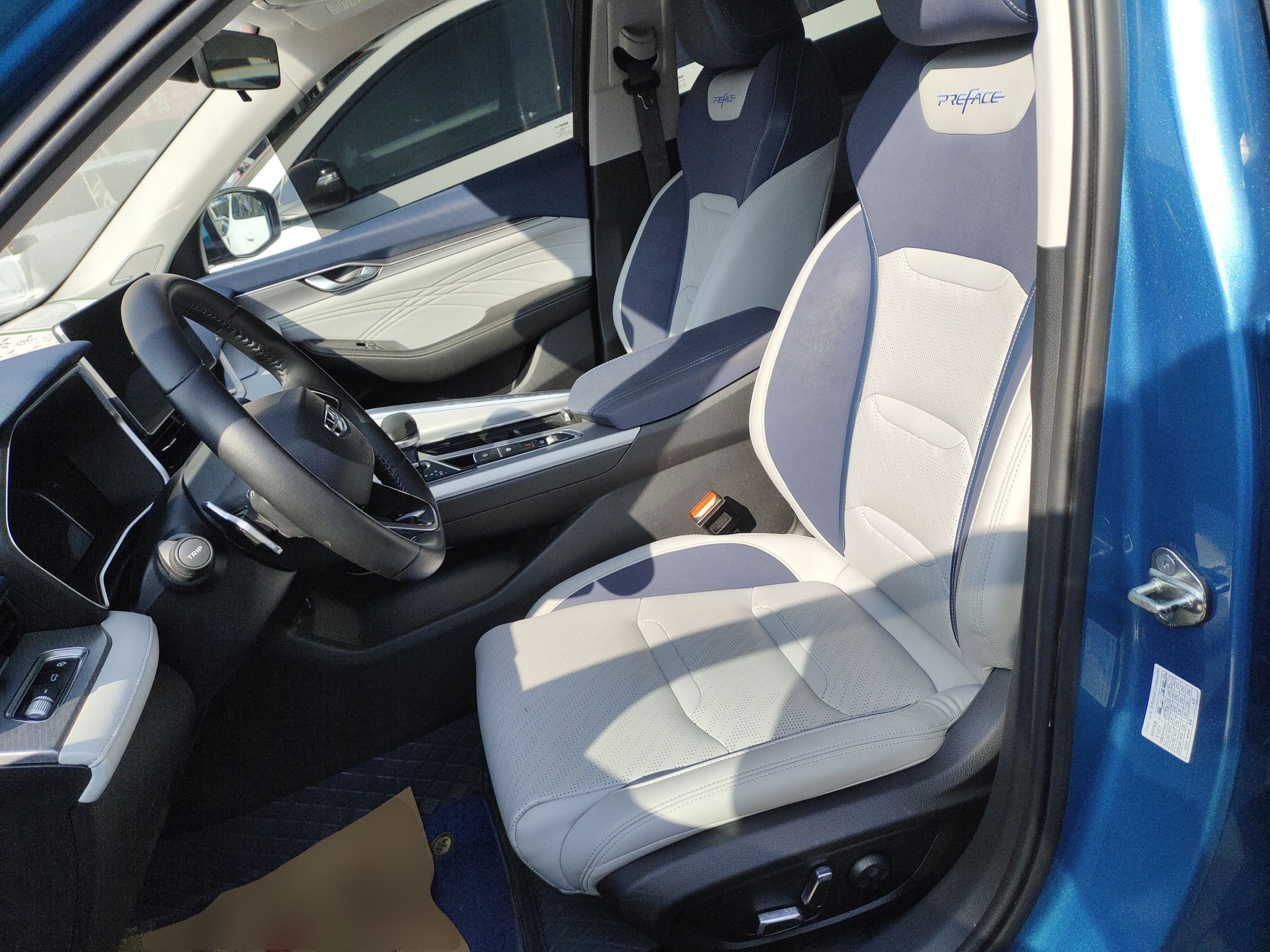 Переднее сиденье в автомобиле