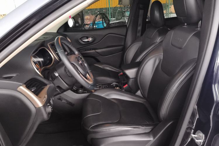 Used  Cherokee 2016 2.4L Superior Edition
