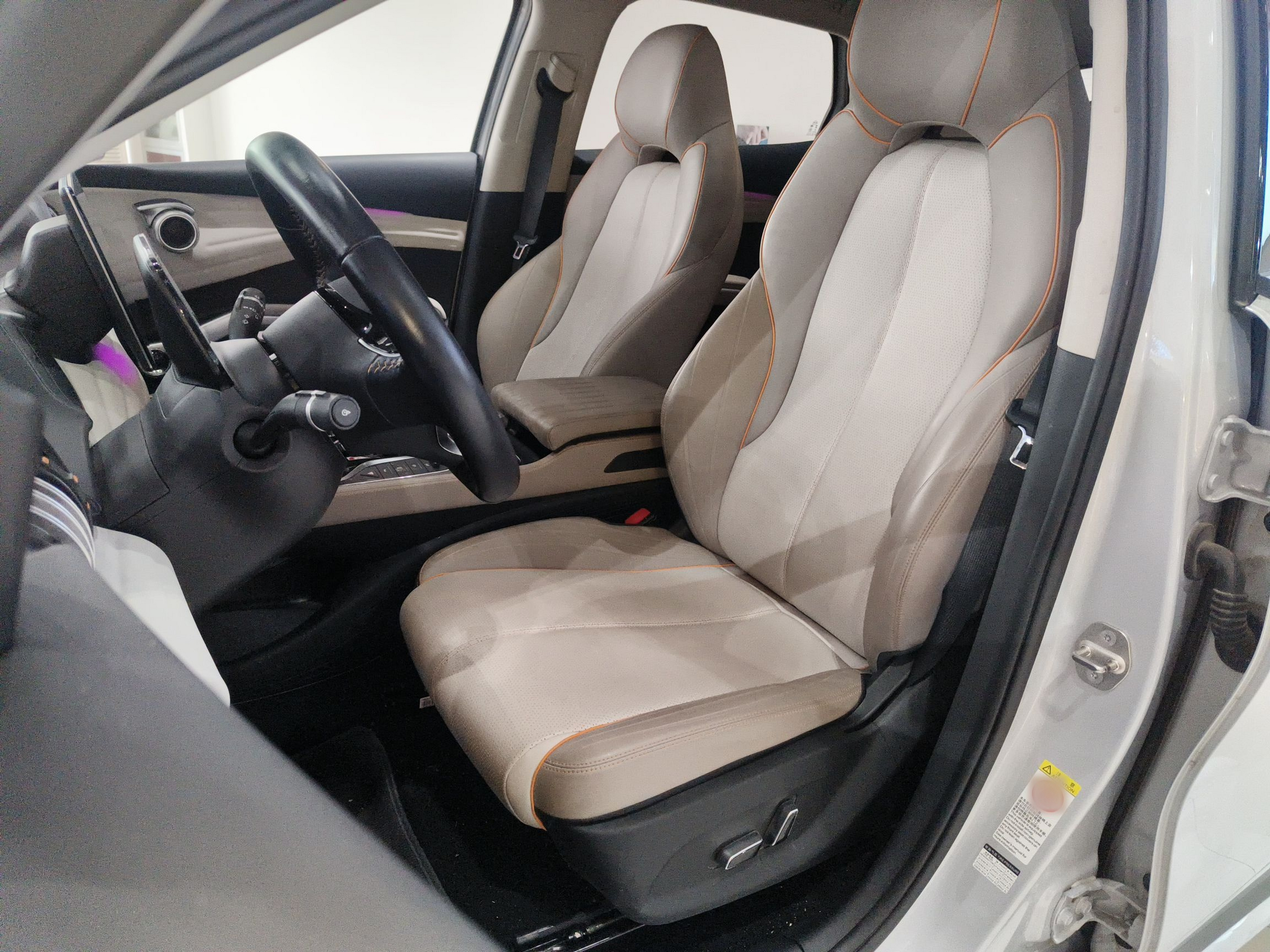 المقاعد الأمامية داخل السيارة