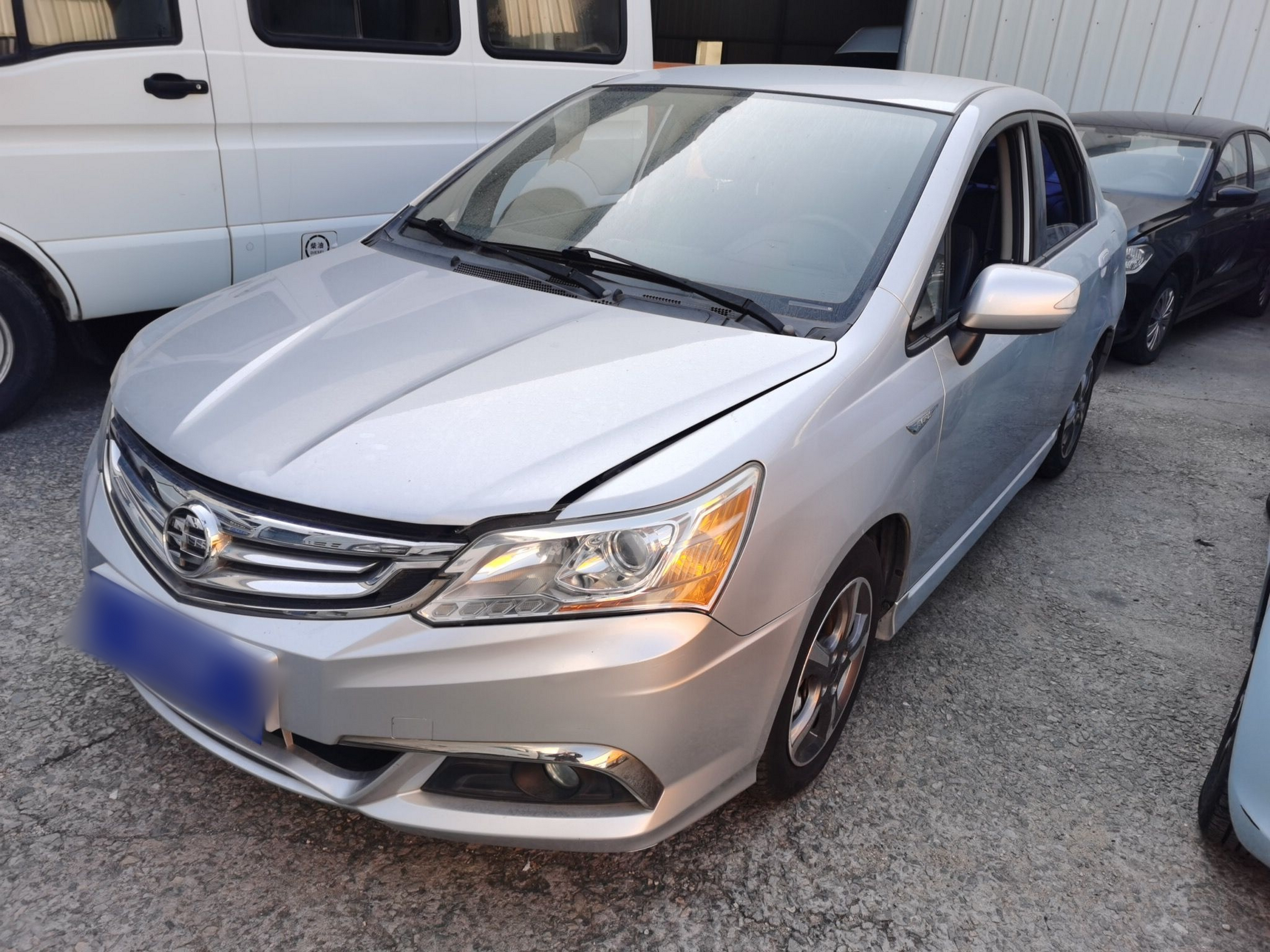 تحت مقدمة السيارة