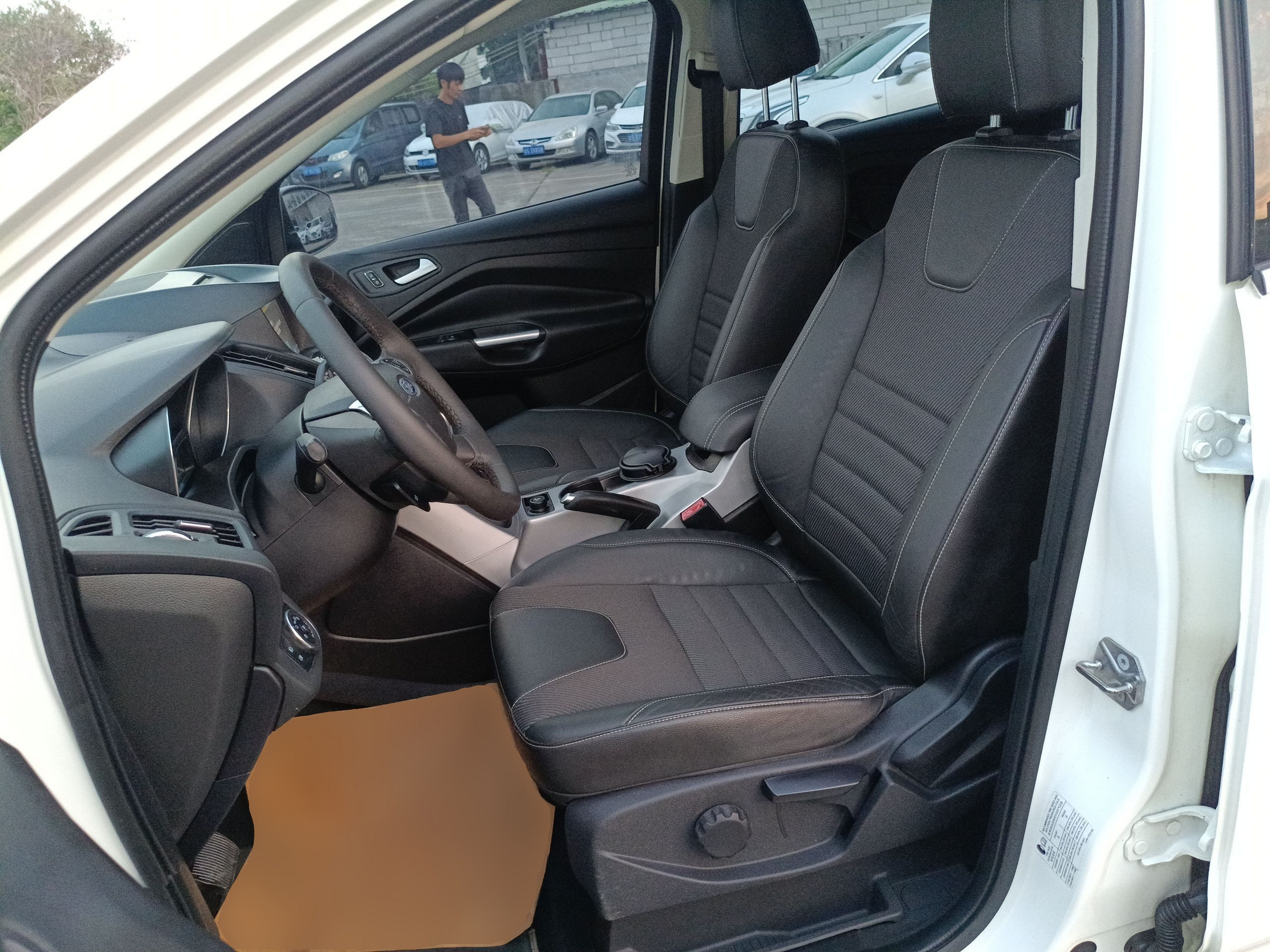 Переднее сиденье в автомобиле