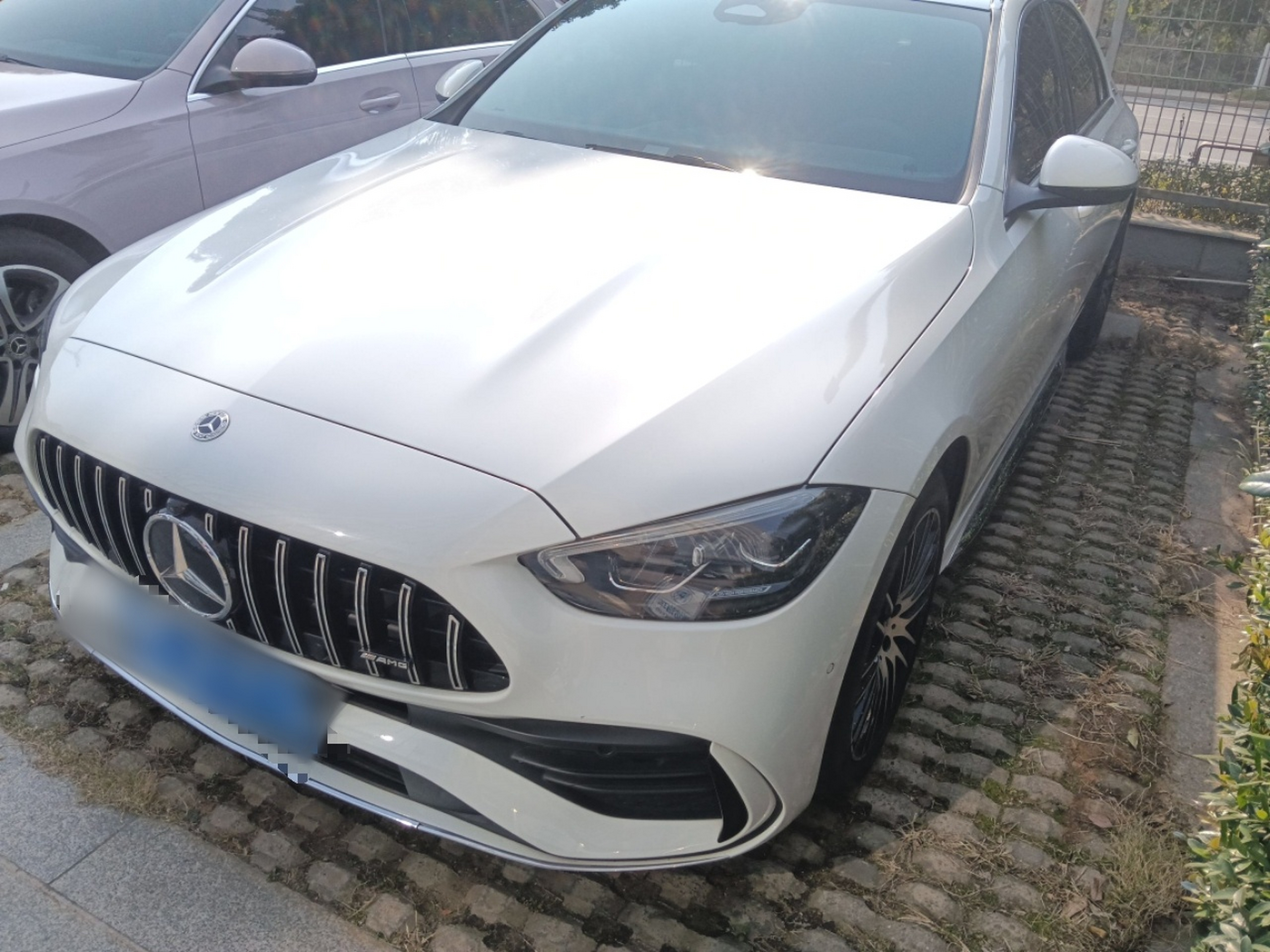 Под передней частью автомобиля