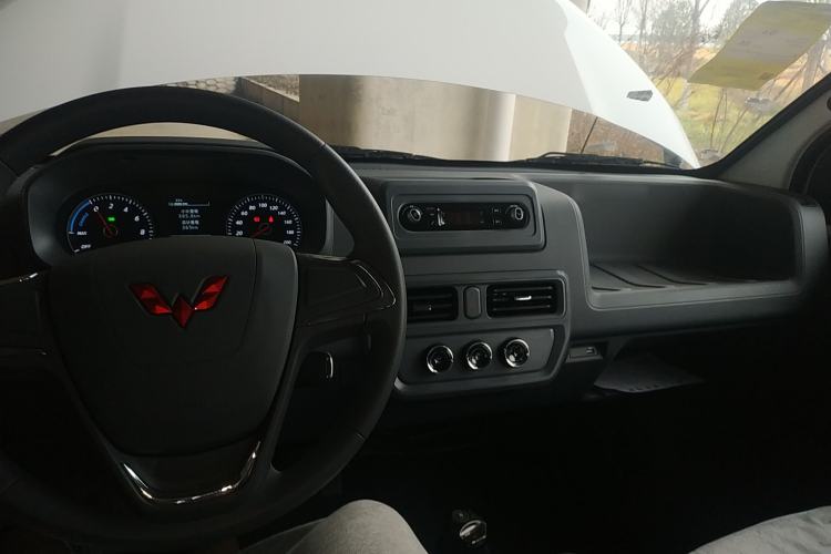 Used Wuling Yangguang 2024 300KM Comfort Version Passenger Van 75kW
