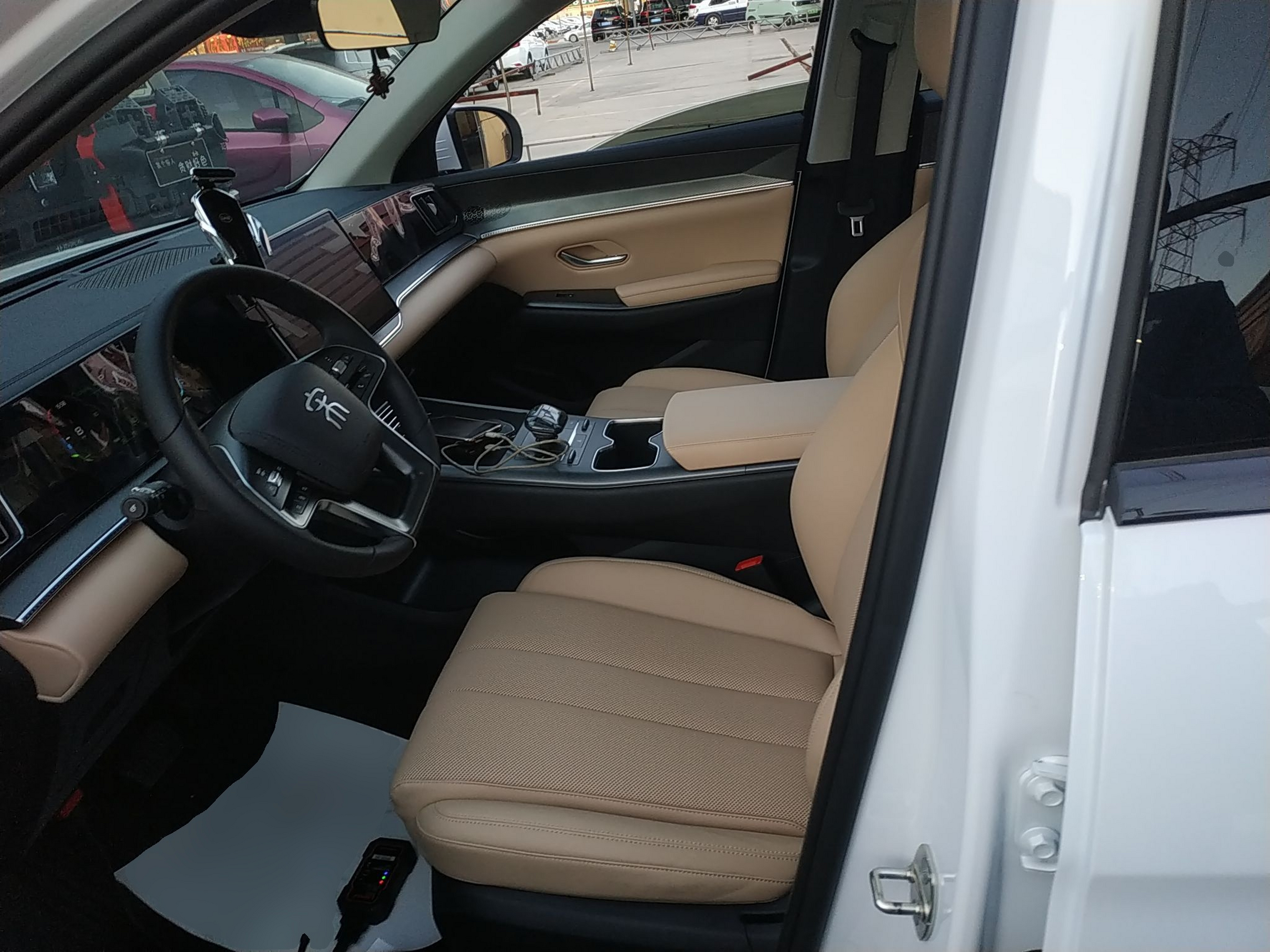 المقاعد الأمامية داخل السيارة