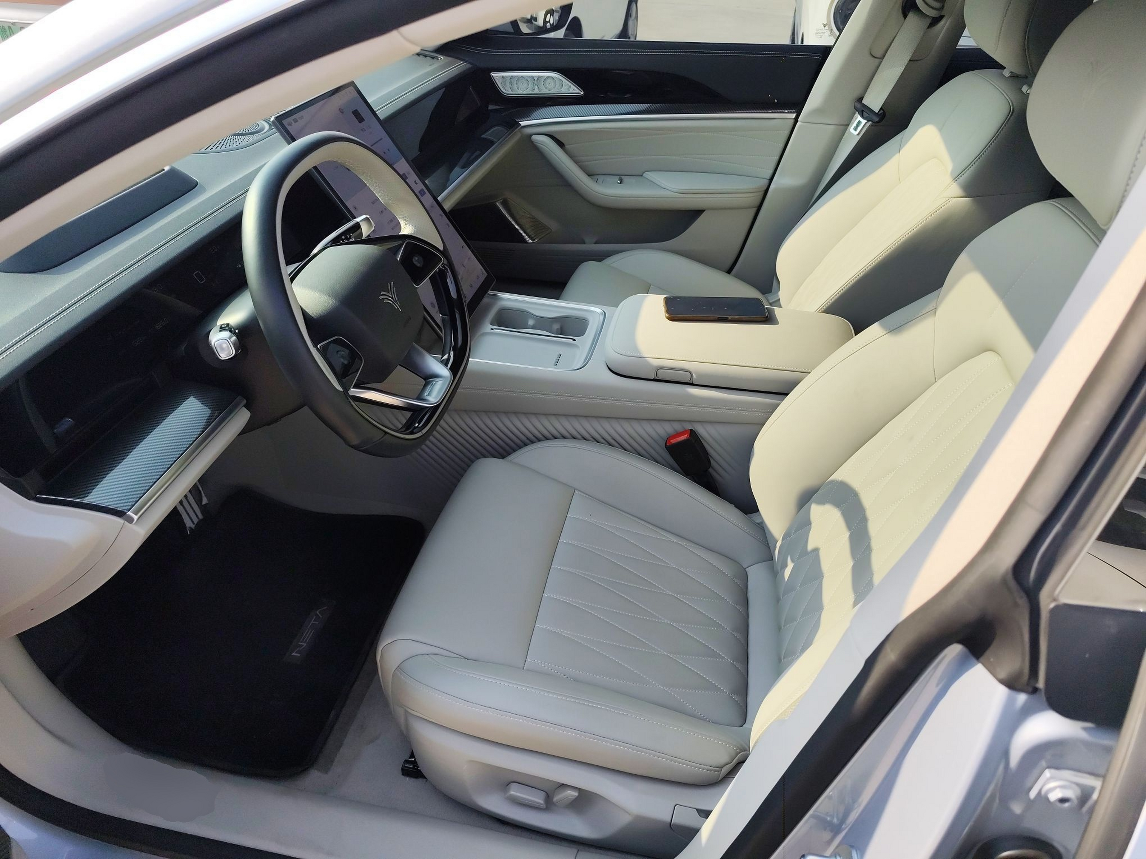 Переднее сиденье в автомобиле