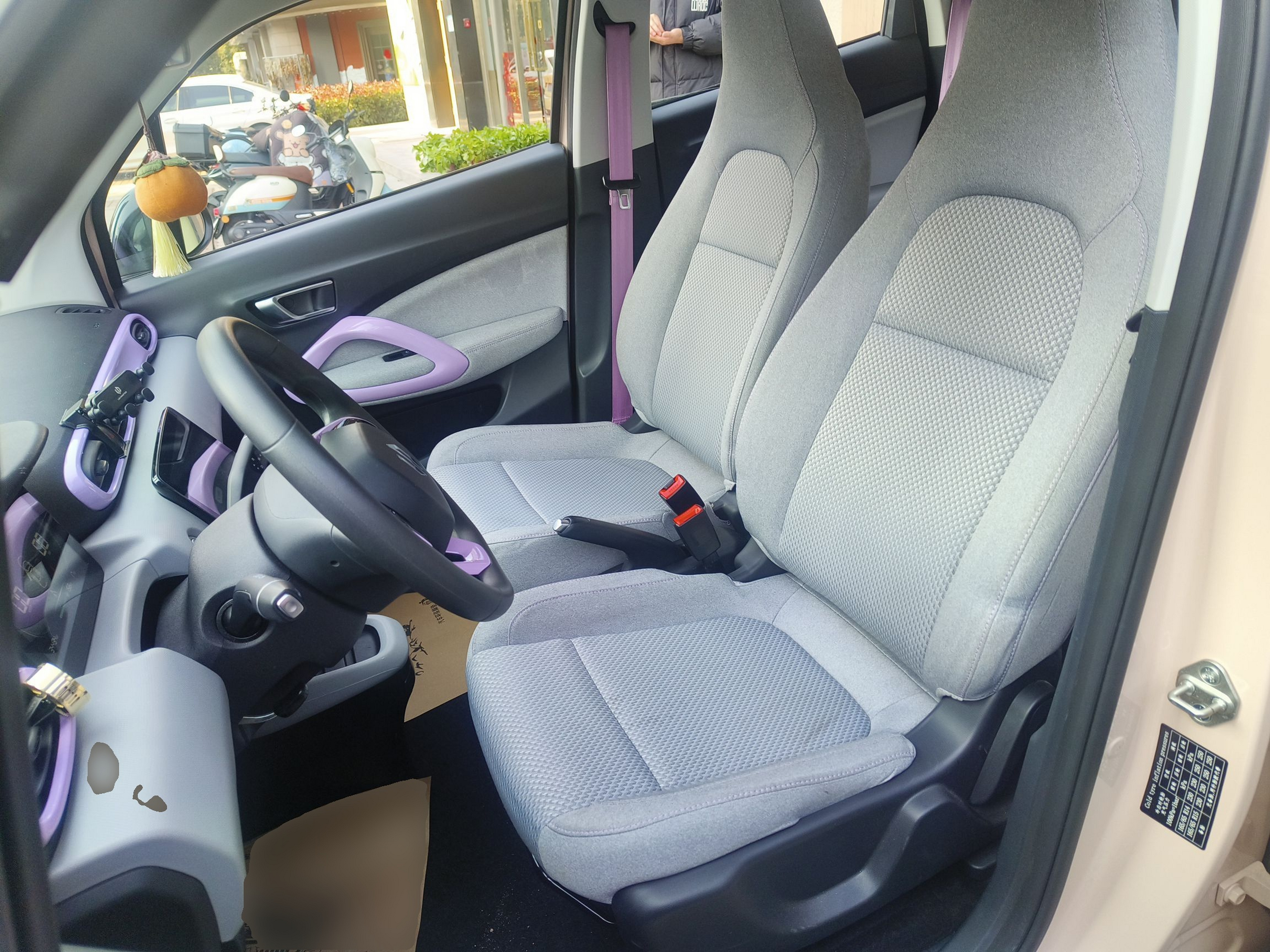 المقاعد الأمامية داخل السيارة