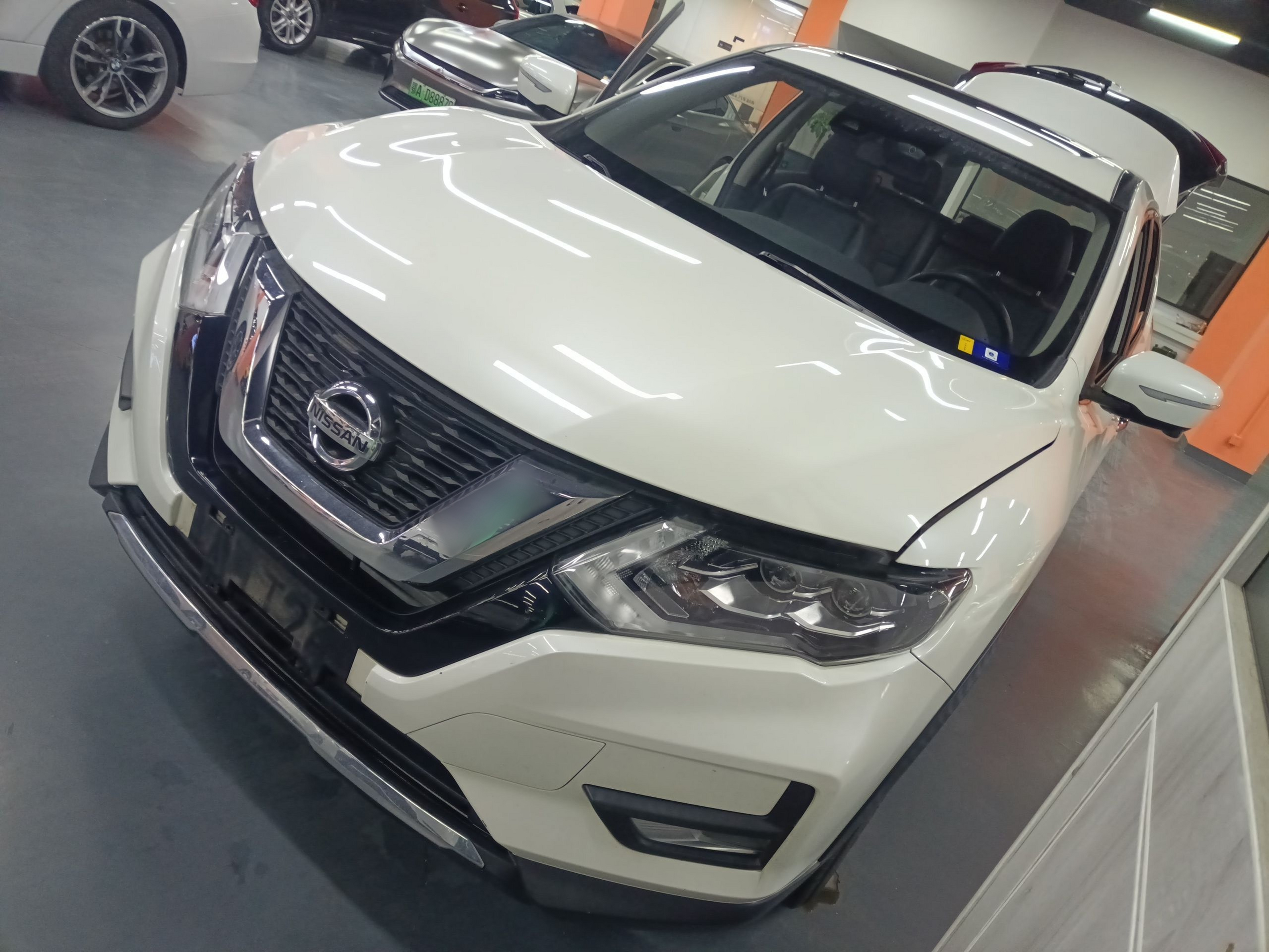 Под передней частью автомобиля