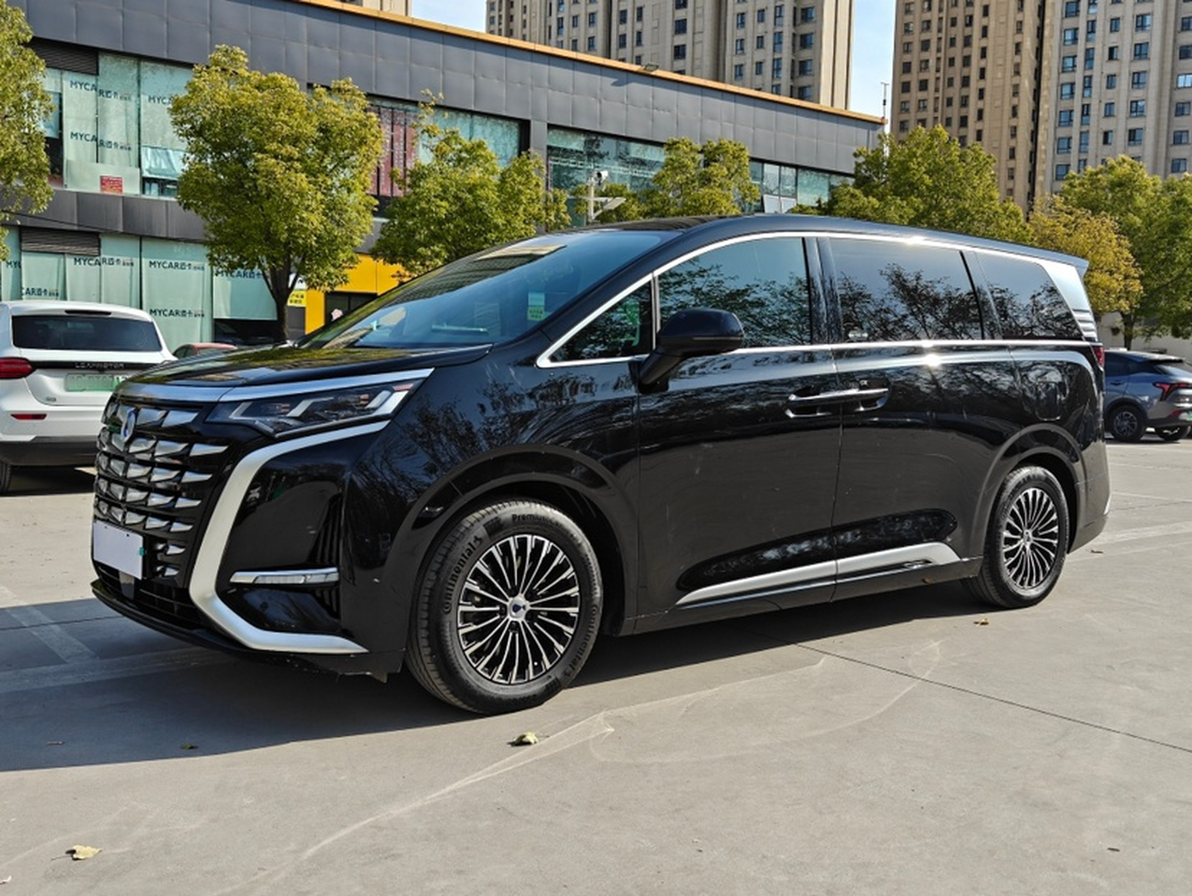 Под передней частью автомобиля