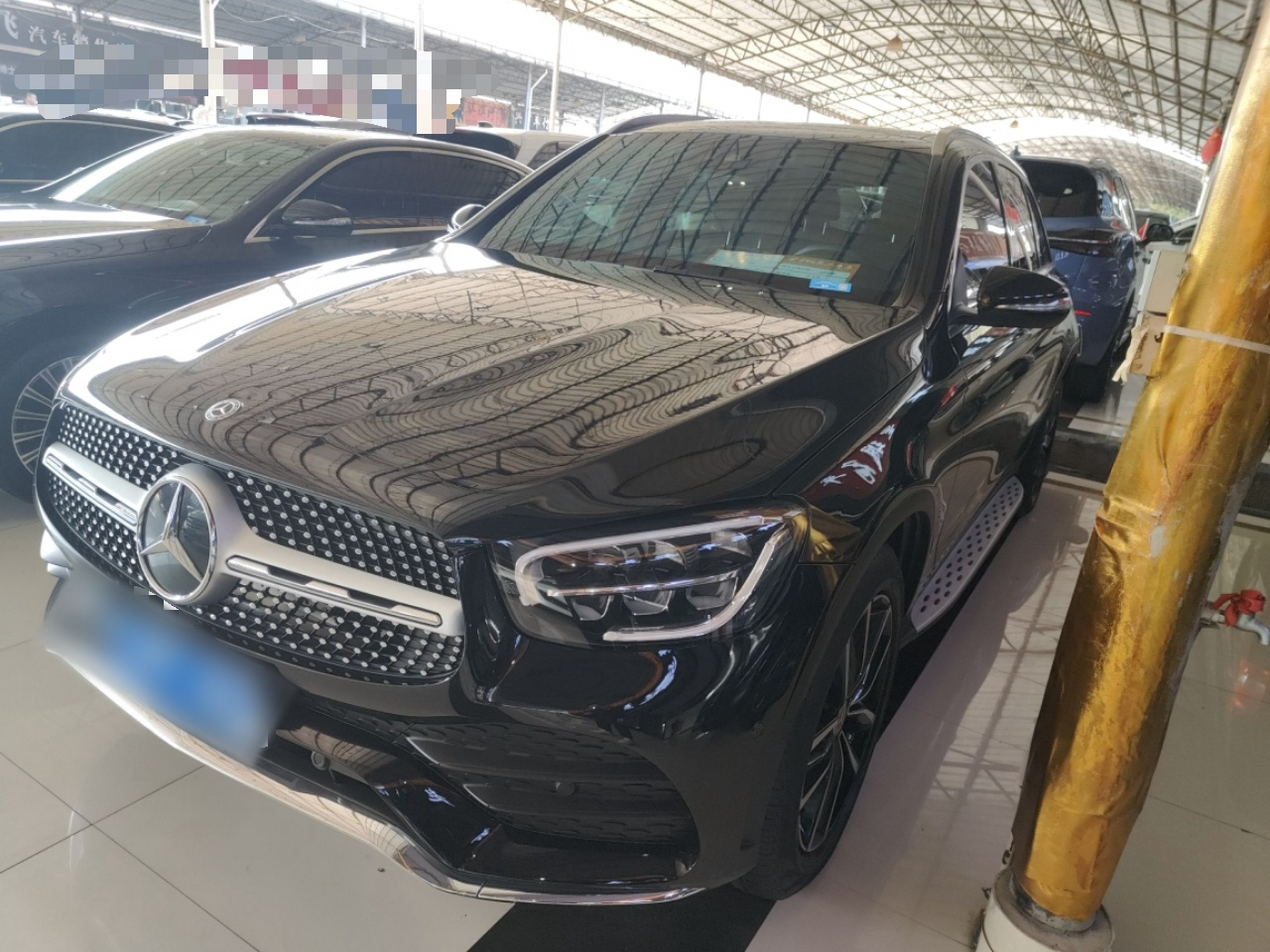 Под передней частью автомобиля