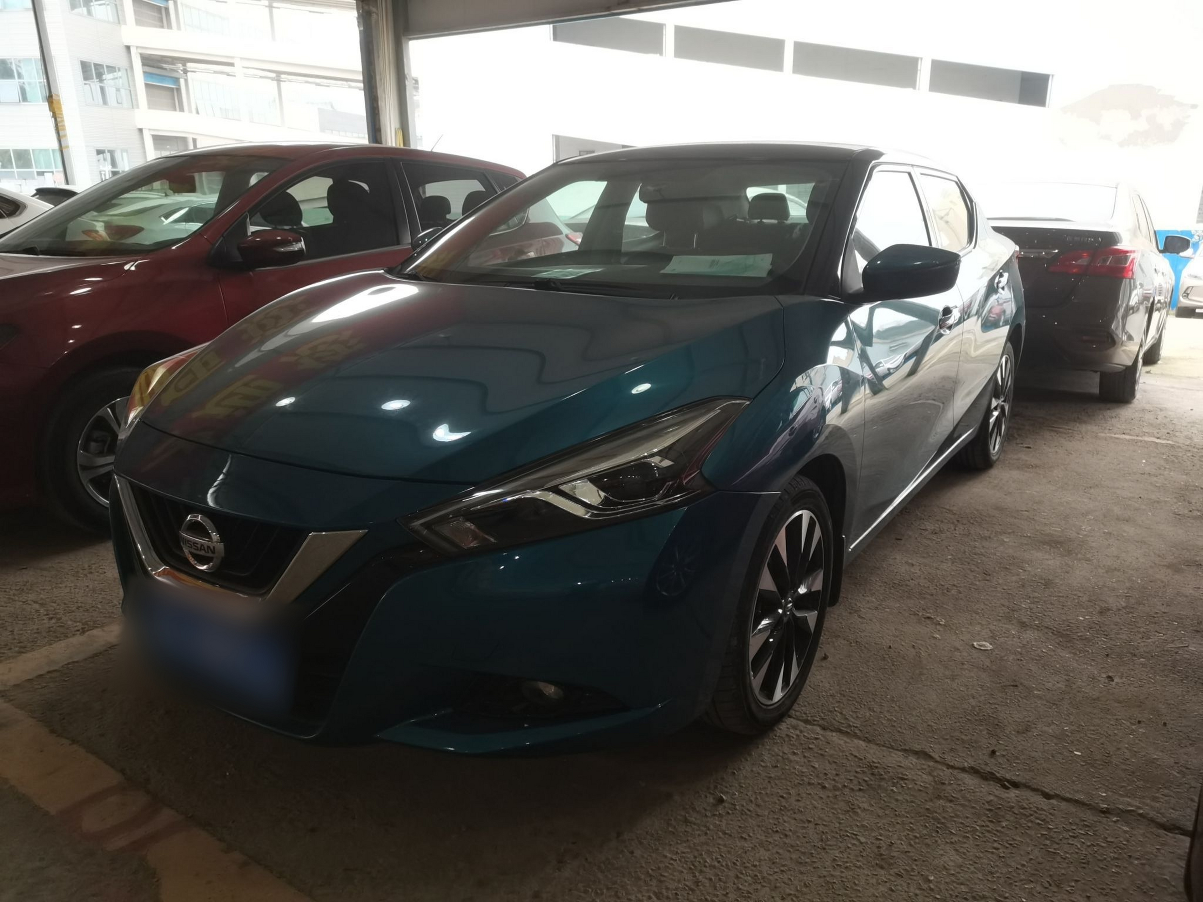 Под передней частью автомобиля