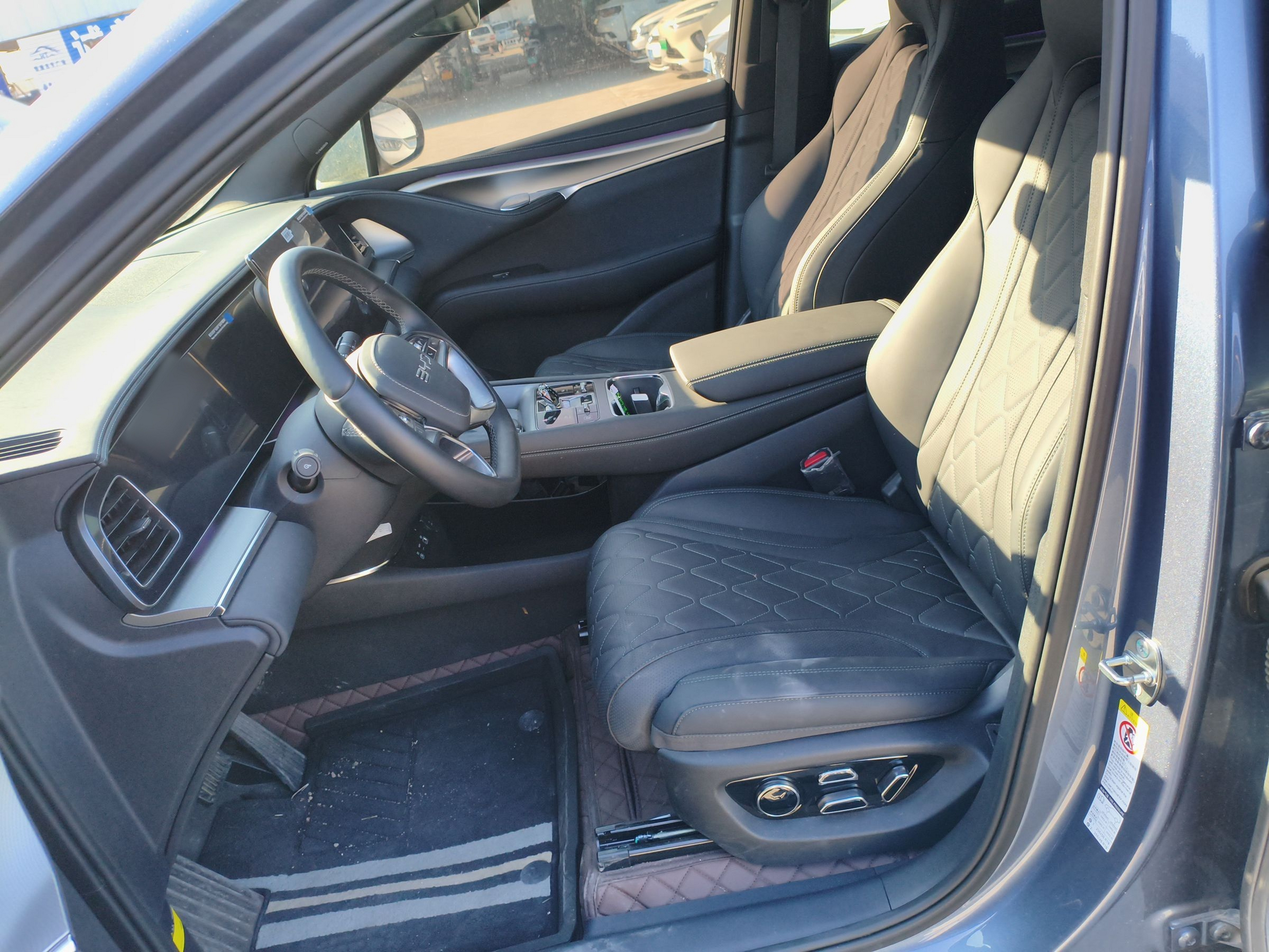 المقاعد الأمامية داخل السيارة