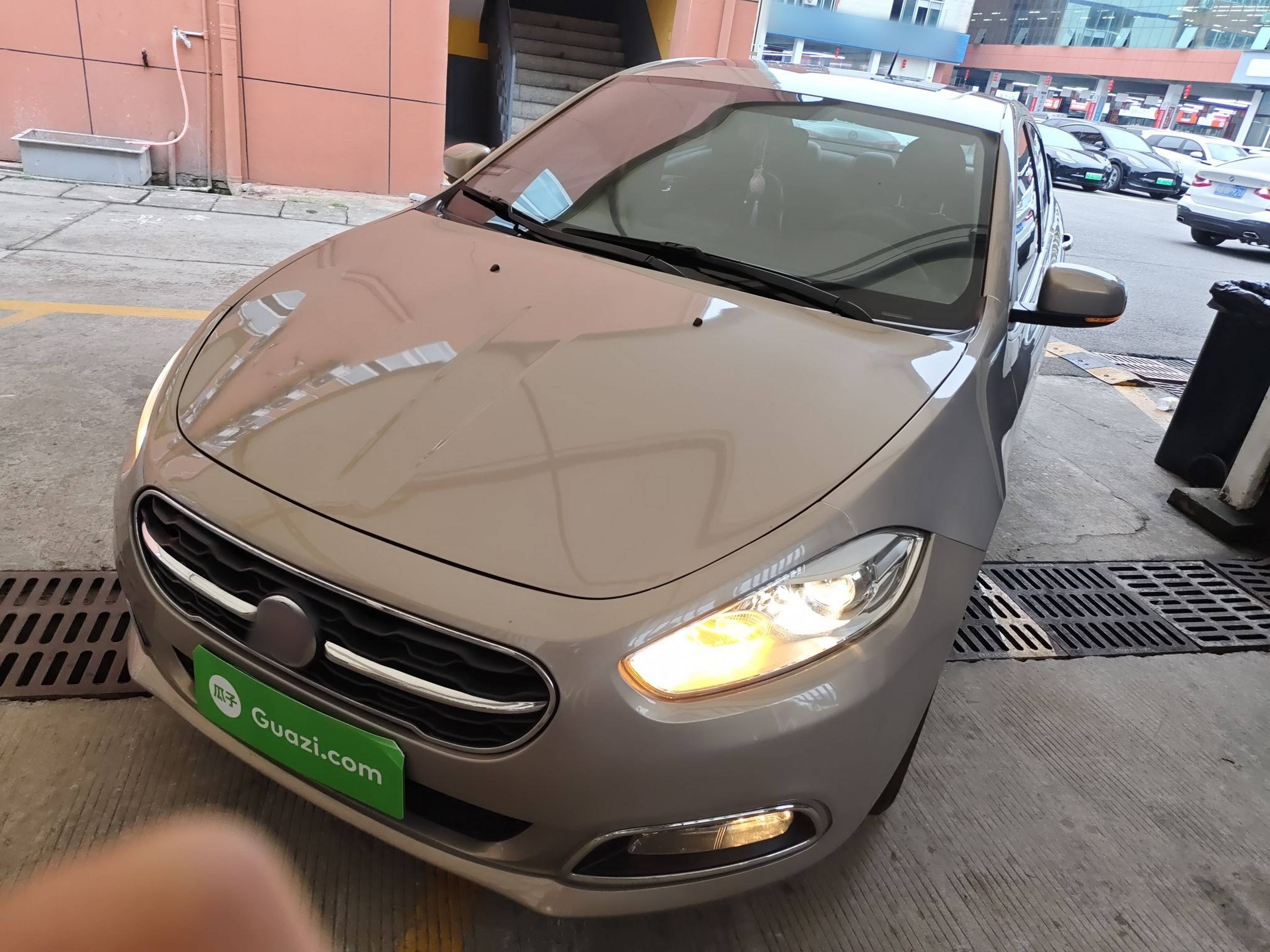 تحت مقدمة السيارة