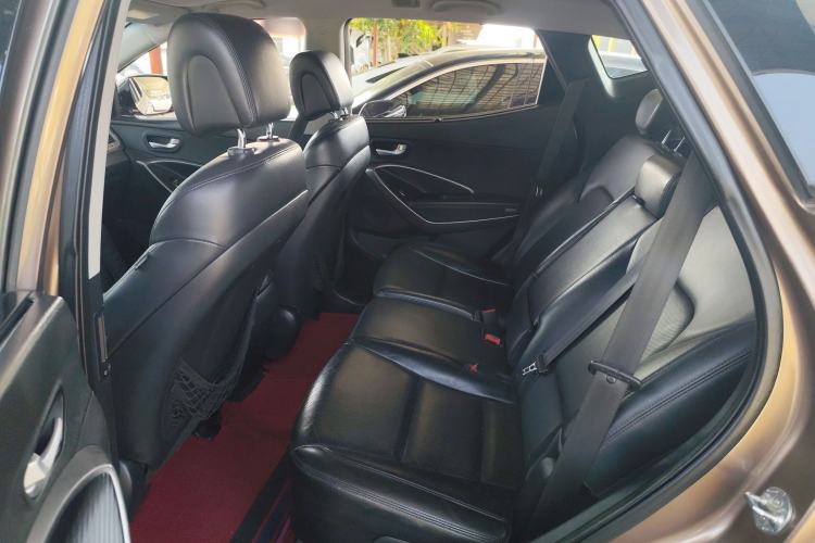 Used Hyundai Santa Fe 2015 2.4L Automatic Two-Wheel Drive Smart Version 5 Seats
