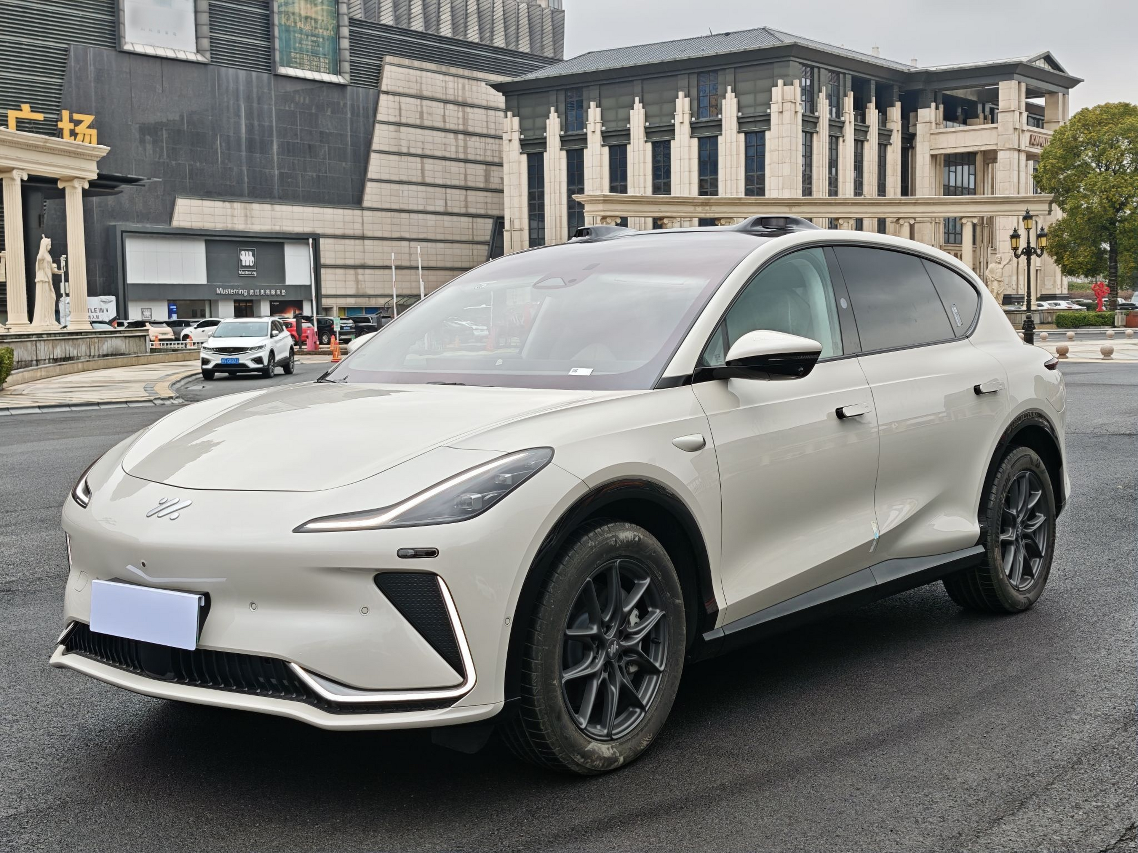 Под передней частью автомобиля