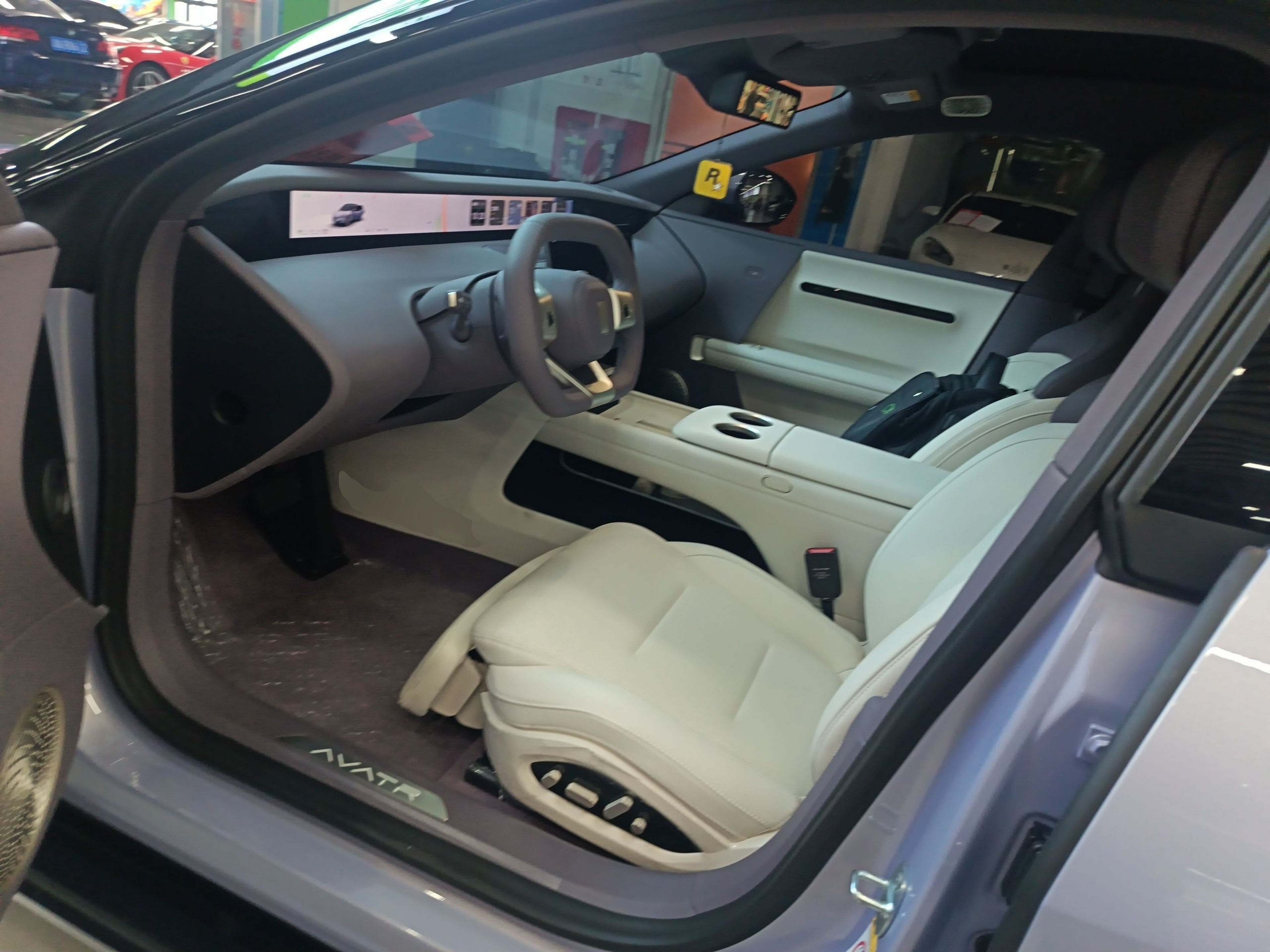 المقاعد الأمامية داخل السيارة