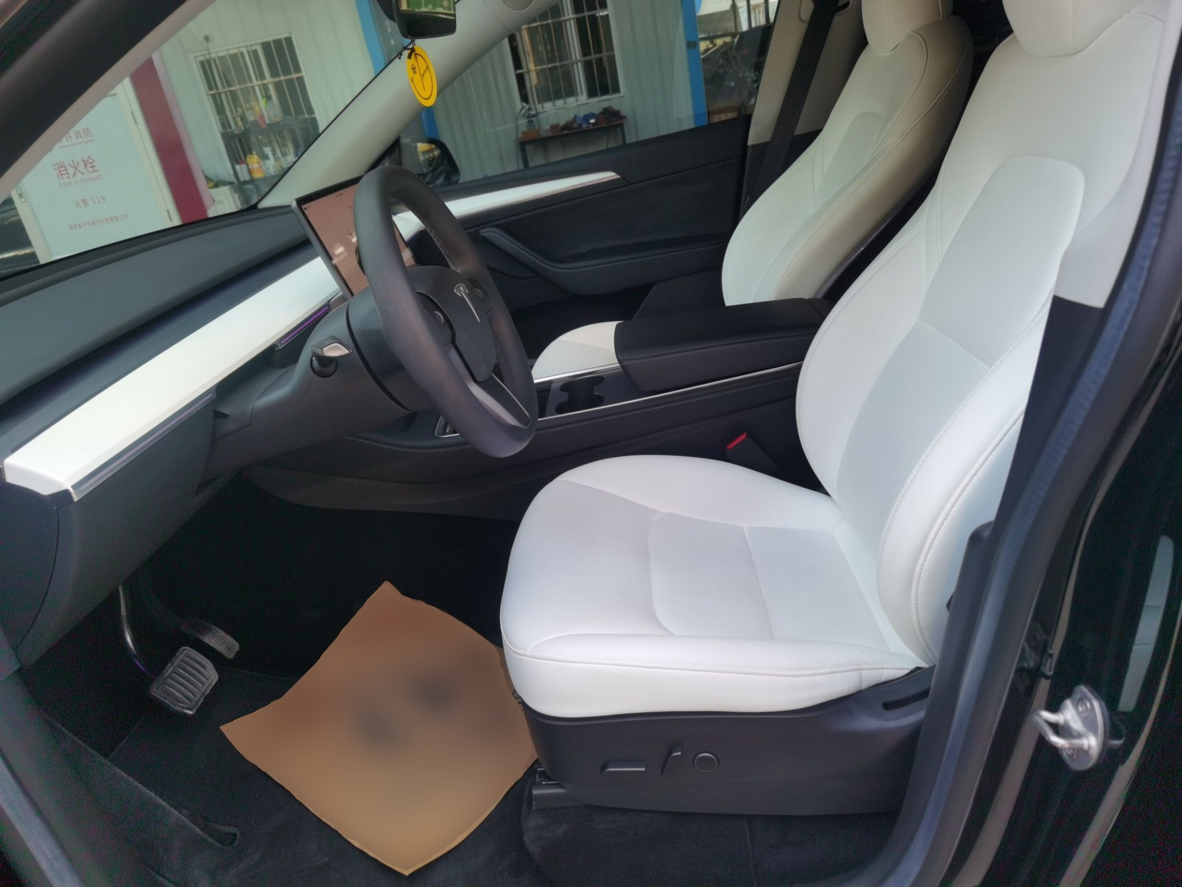 المقاعد الأمامية داخل السيارة