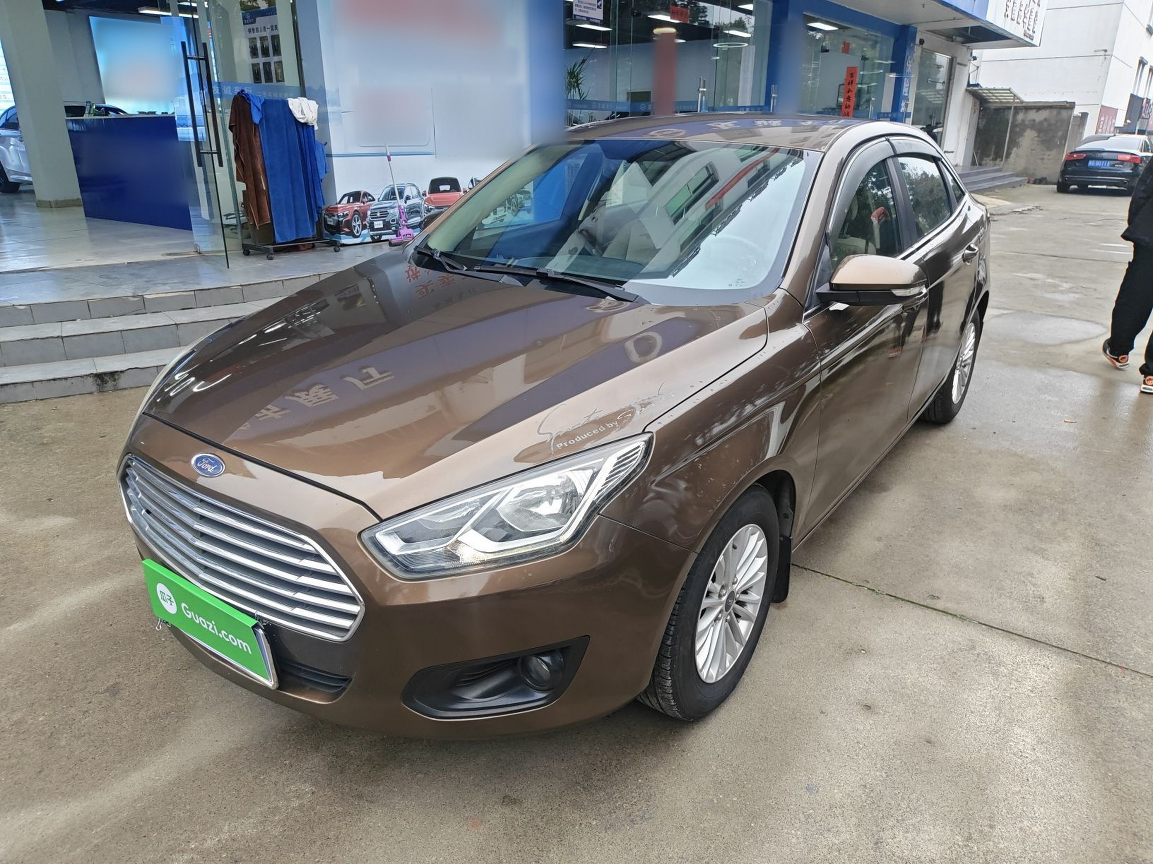 Под передней частью автомобиля