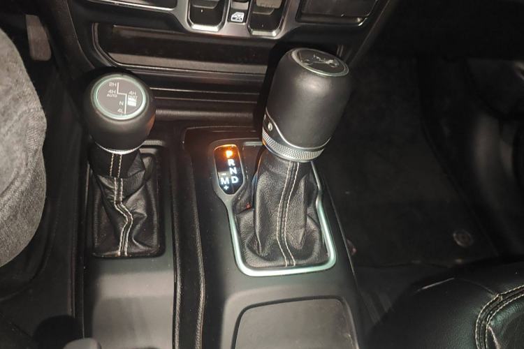 Used  Wrangler 2019 2.0T Sahara Four-Door Brilliant Top Version China VI Emission Standard
