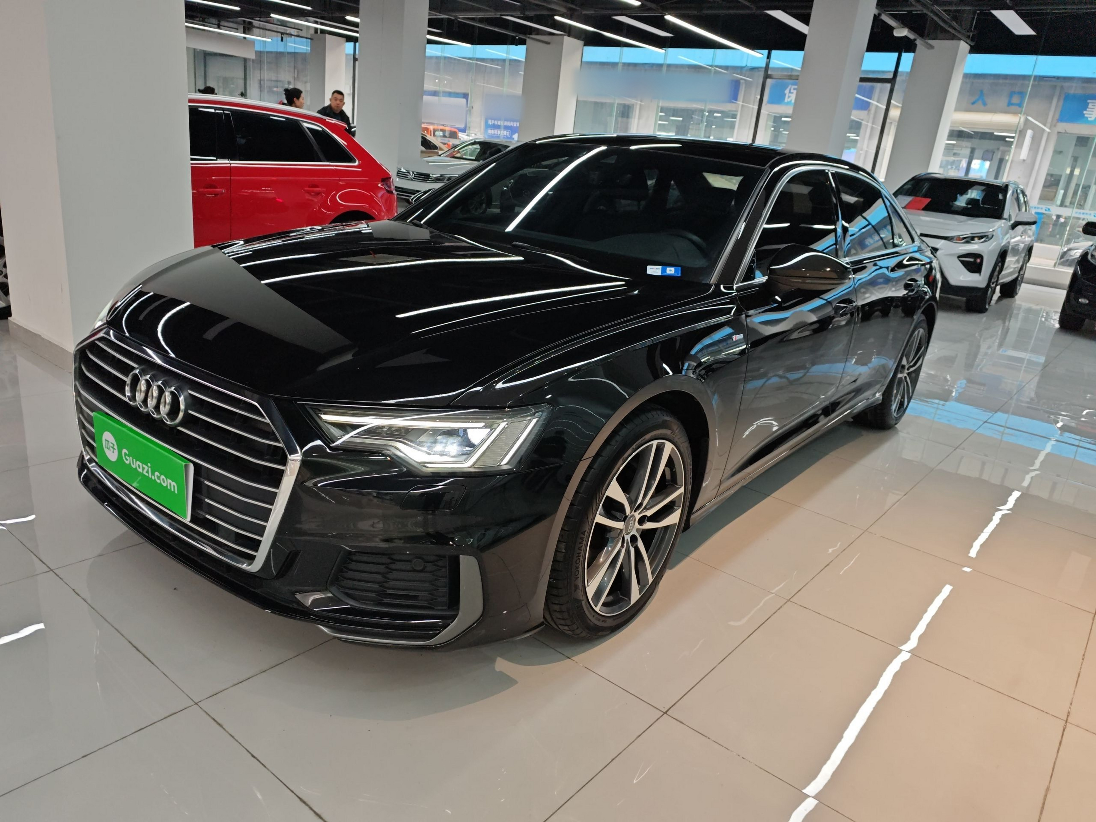 Под передней частью автомобиля