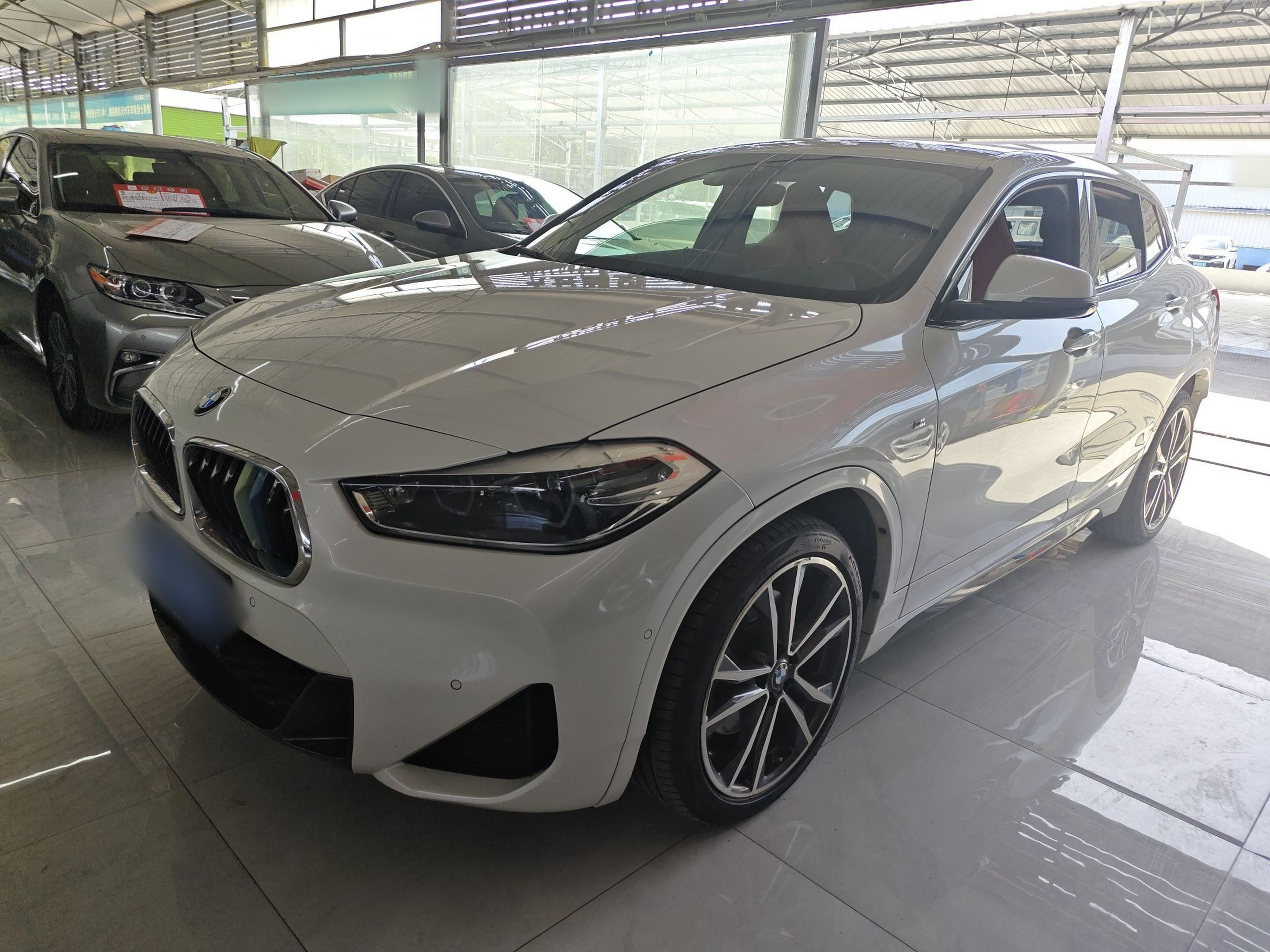 Под передней частью автомобиля