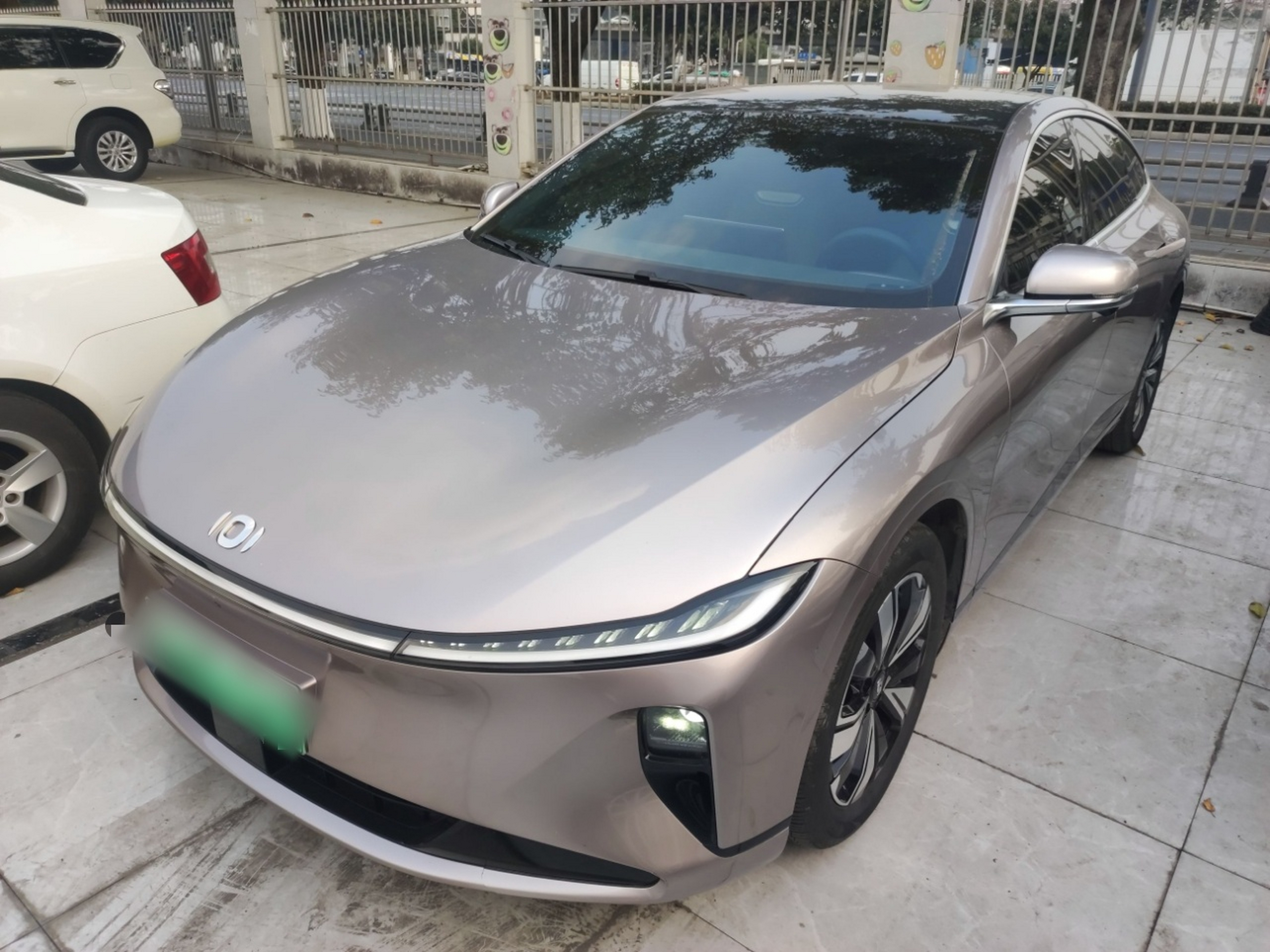 تحت مقدمة السيارة