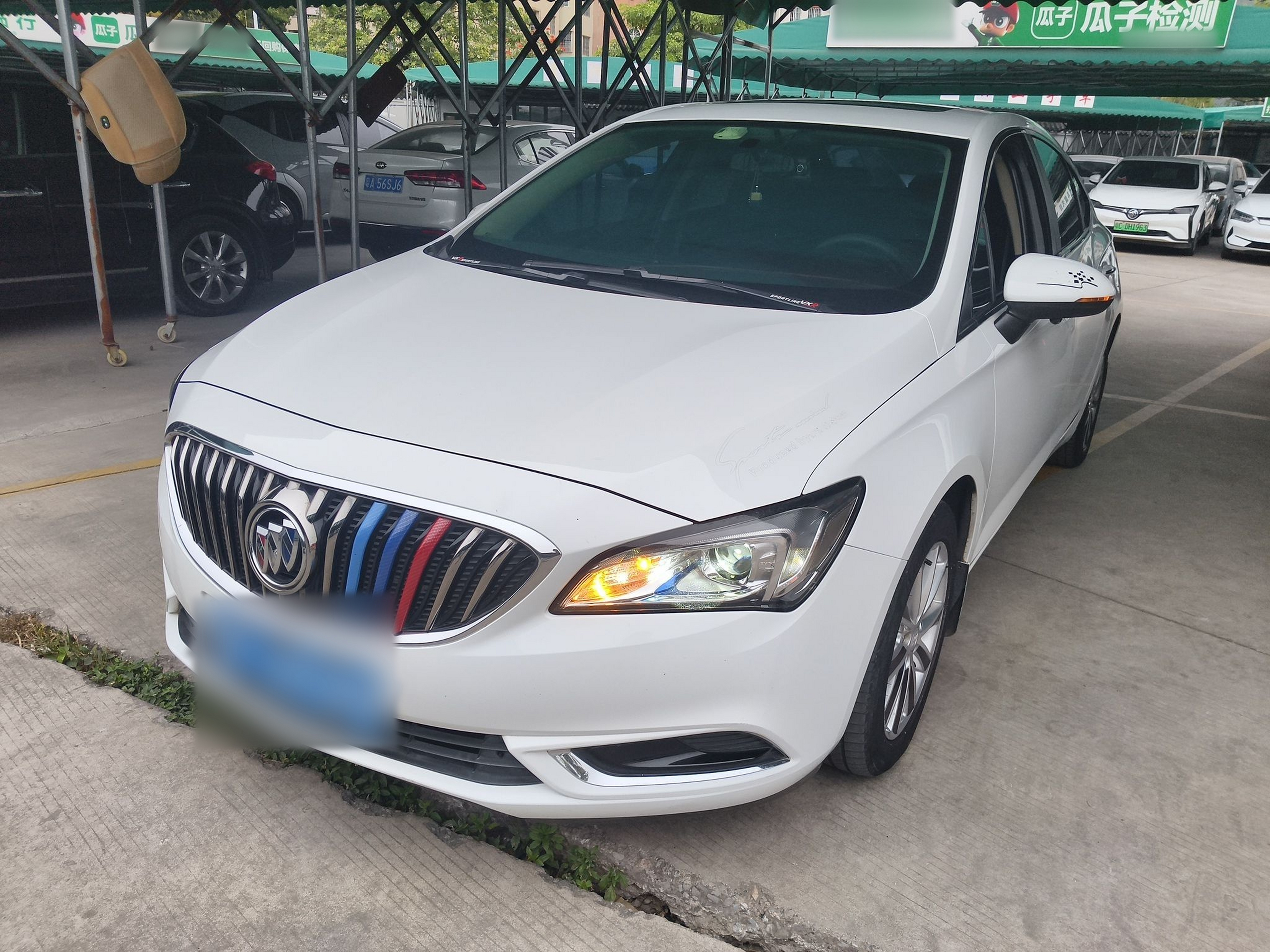 تحت مقدمة السيارة