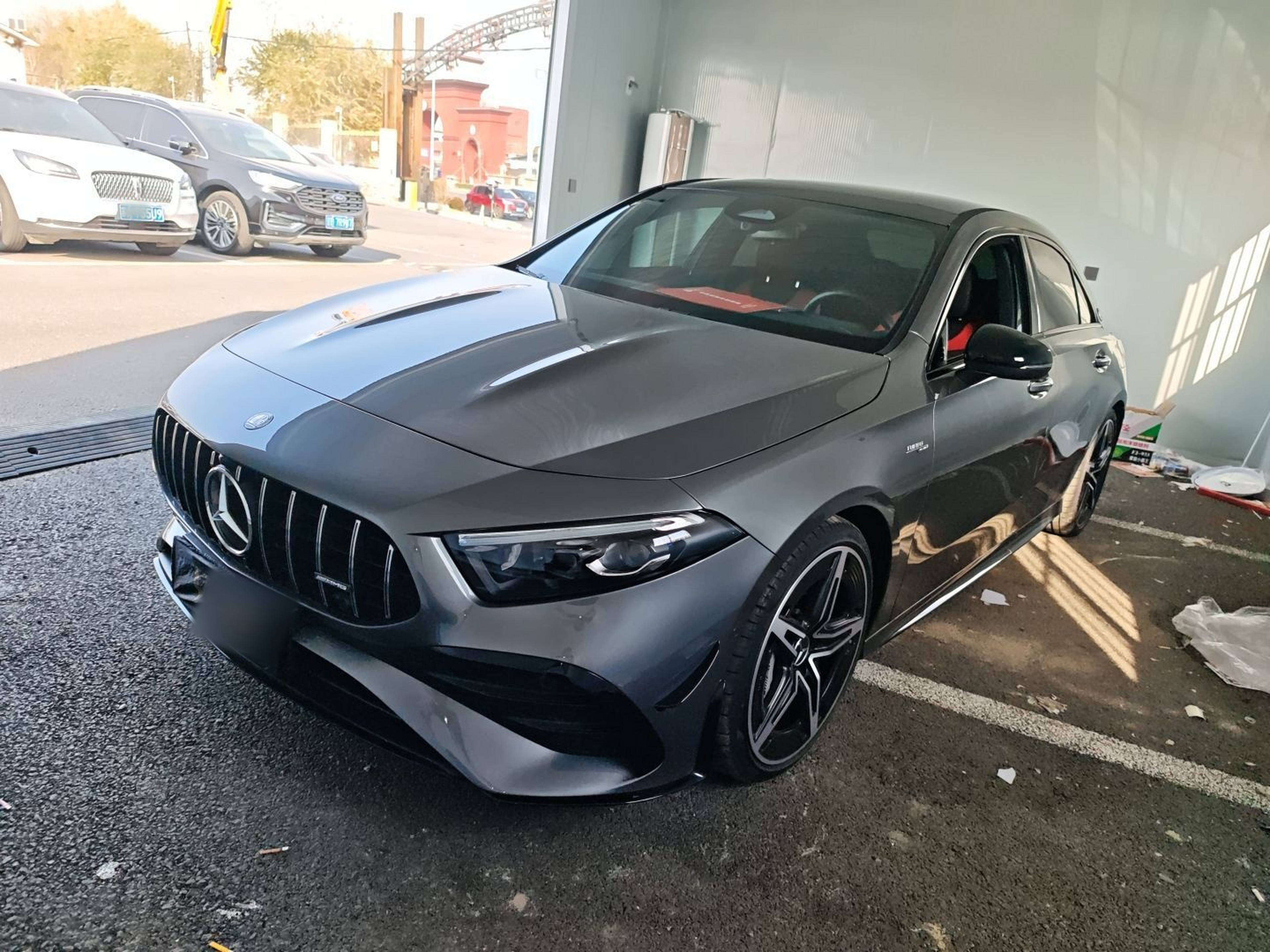 تحت مقدمة السيارة