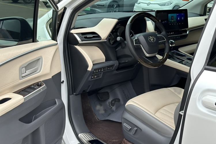 Used Toyota Sienna 2023 2.5L Hybrid Comfort Edition
