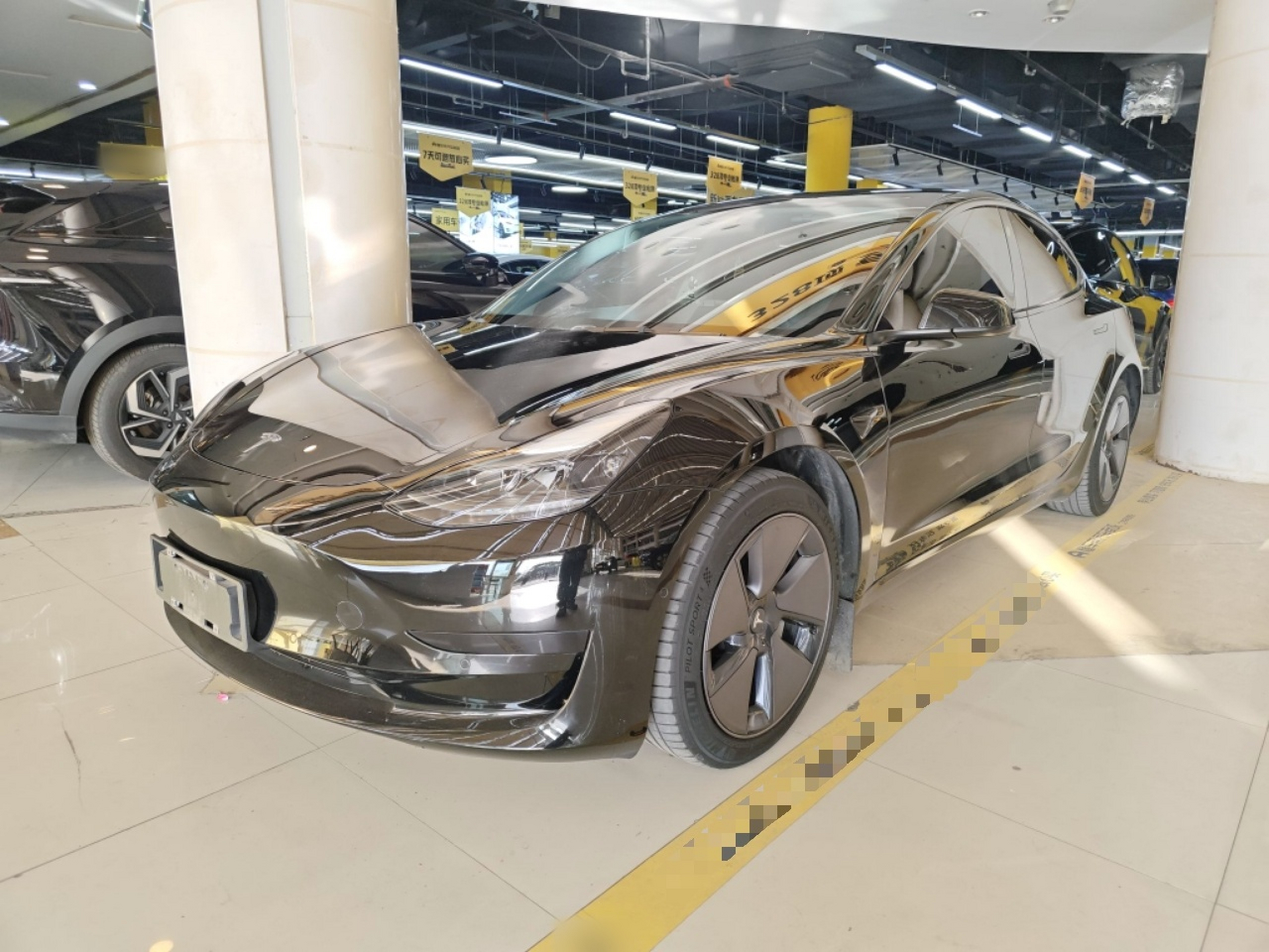 تحت مقدمة السيارة