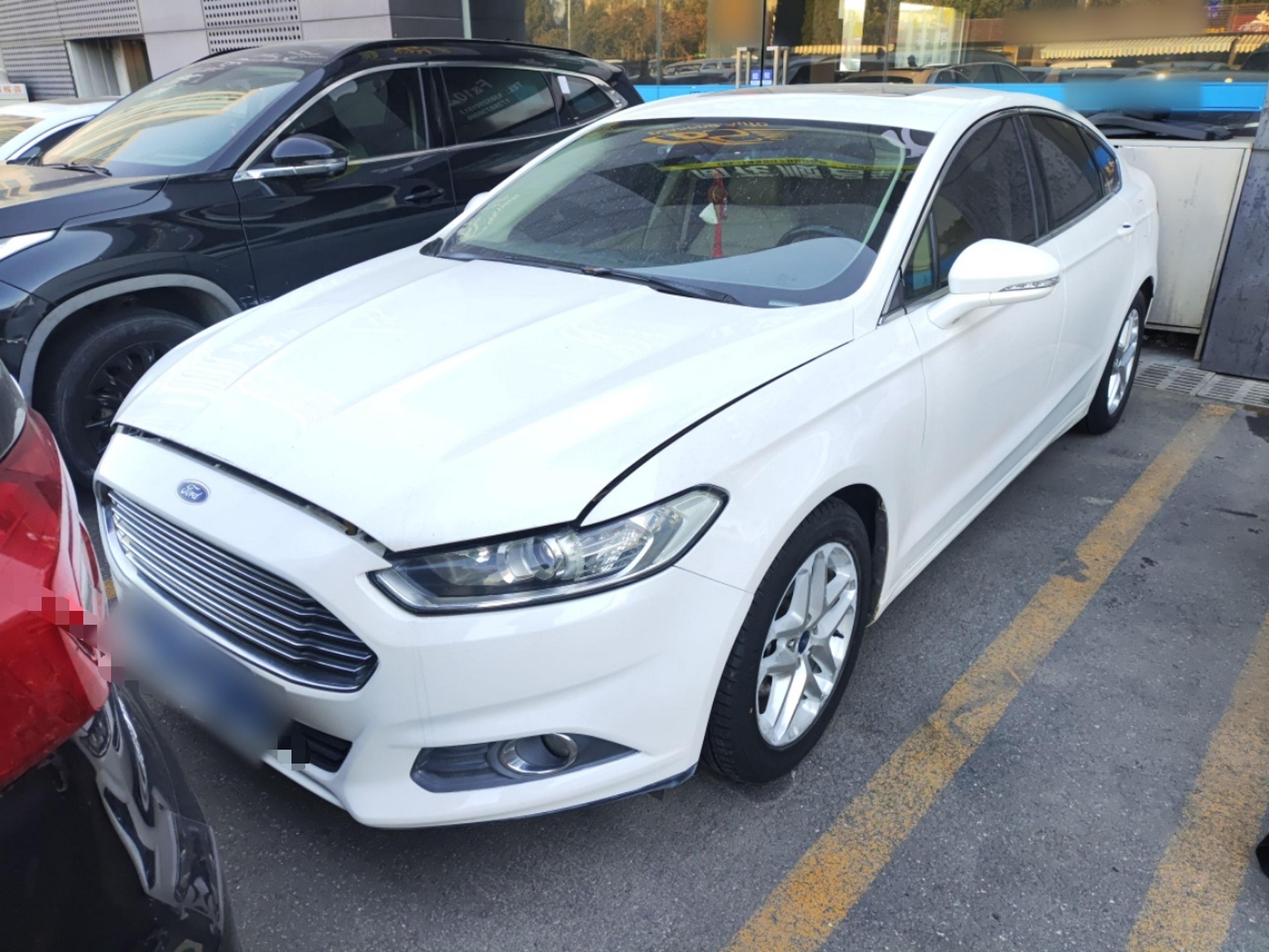 تحت مقدمة السيارة