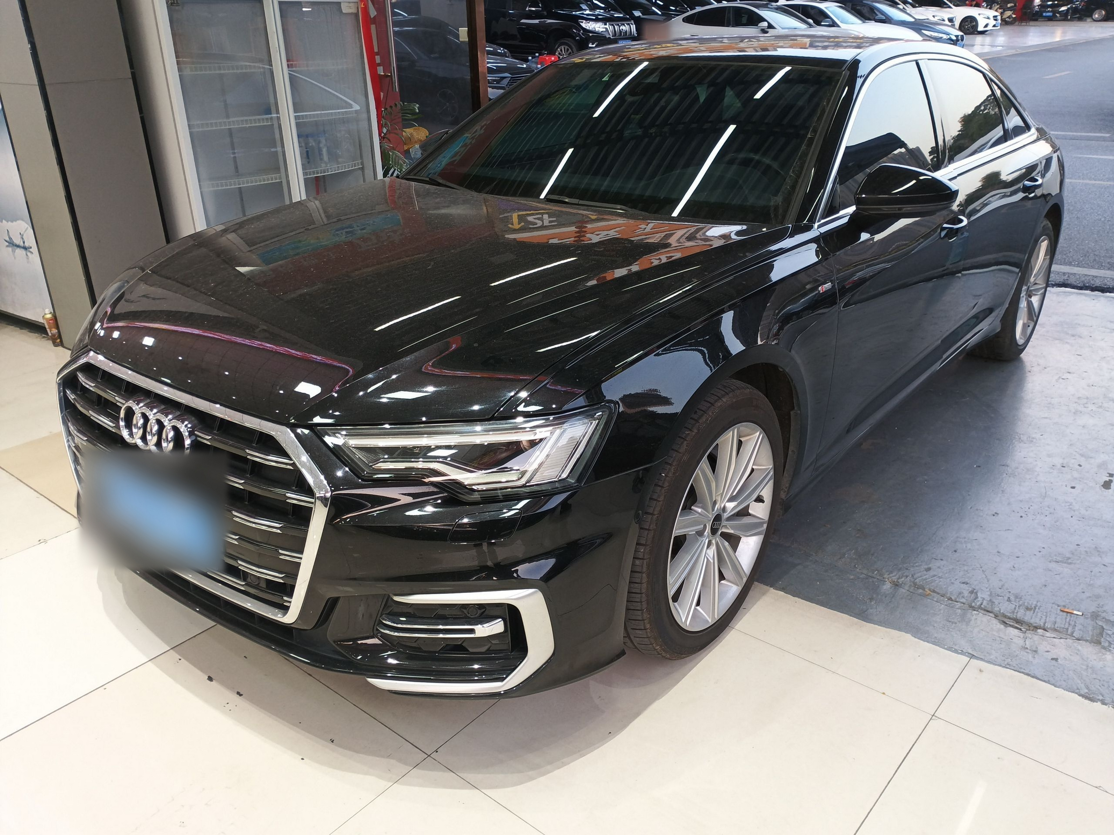 تحت مقدمة السيارة