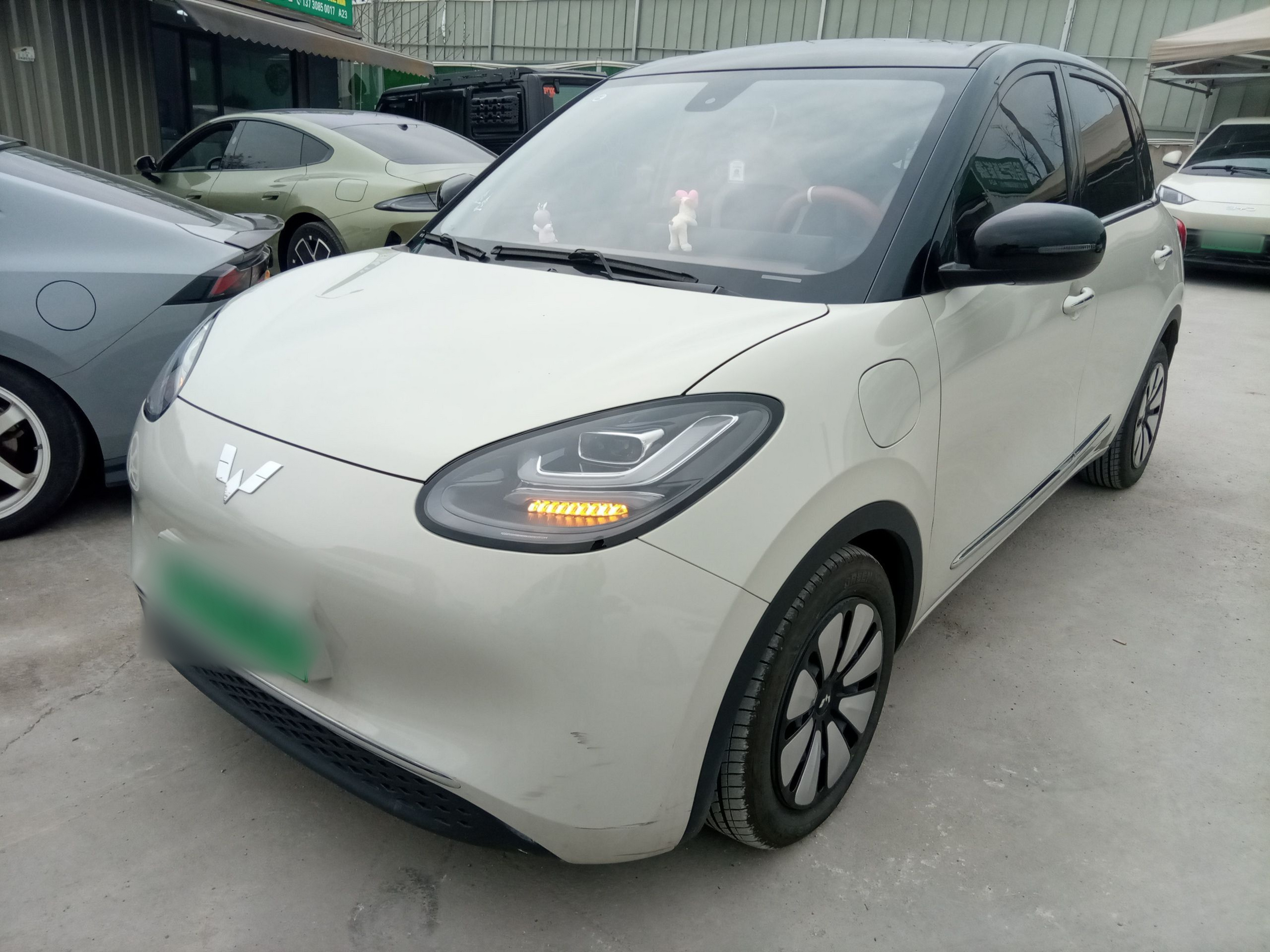 تحت مقدمة السيارة